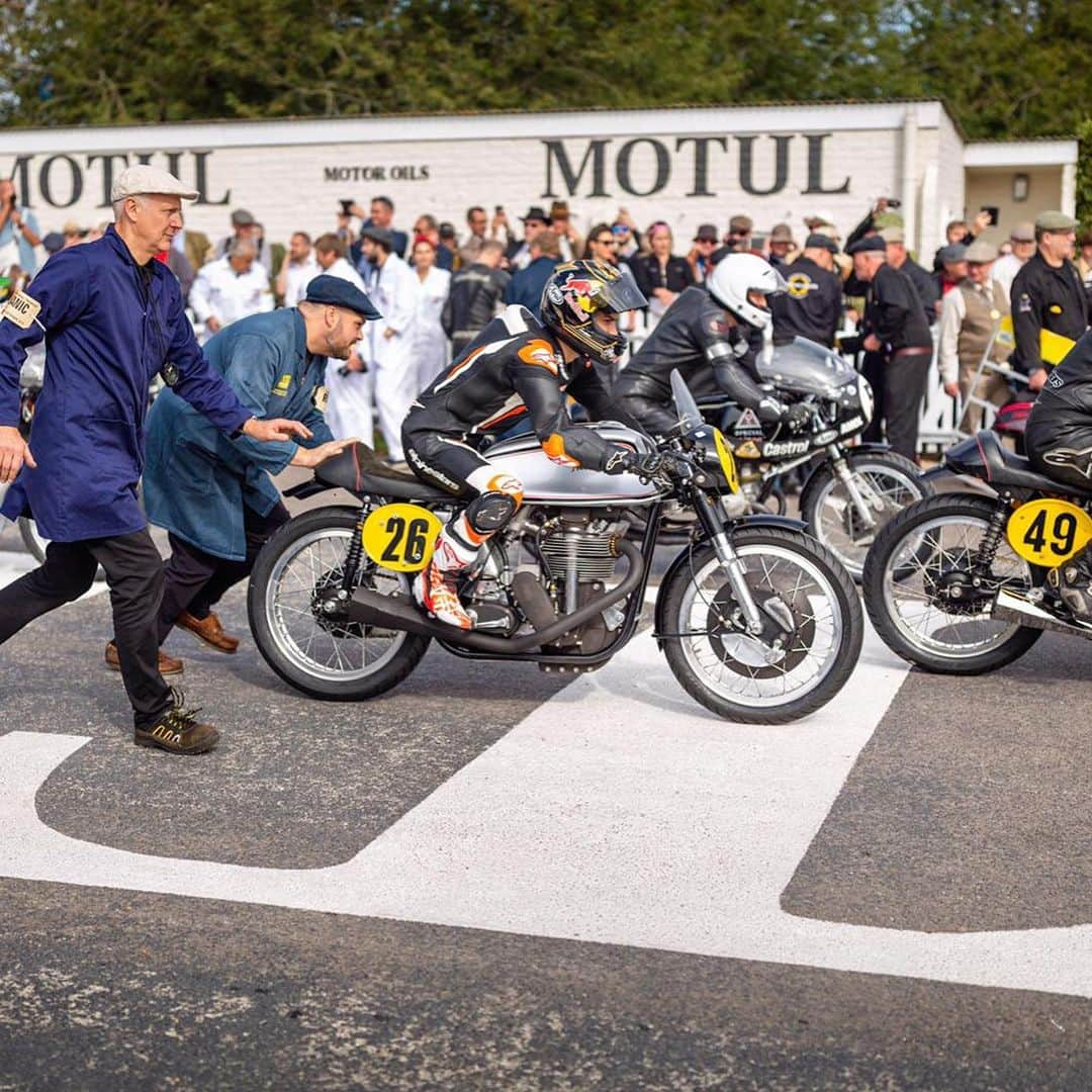 ダニ・ペドロサさんのインスタグラム写真 - (ダニ・ペドロサInstagram)「Race 1 in this amazing atmosphere at @goodwoodrevival !」9月14日 22時35分 - 26_danipedrosa