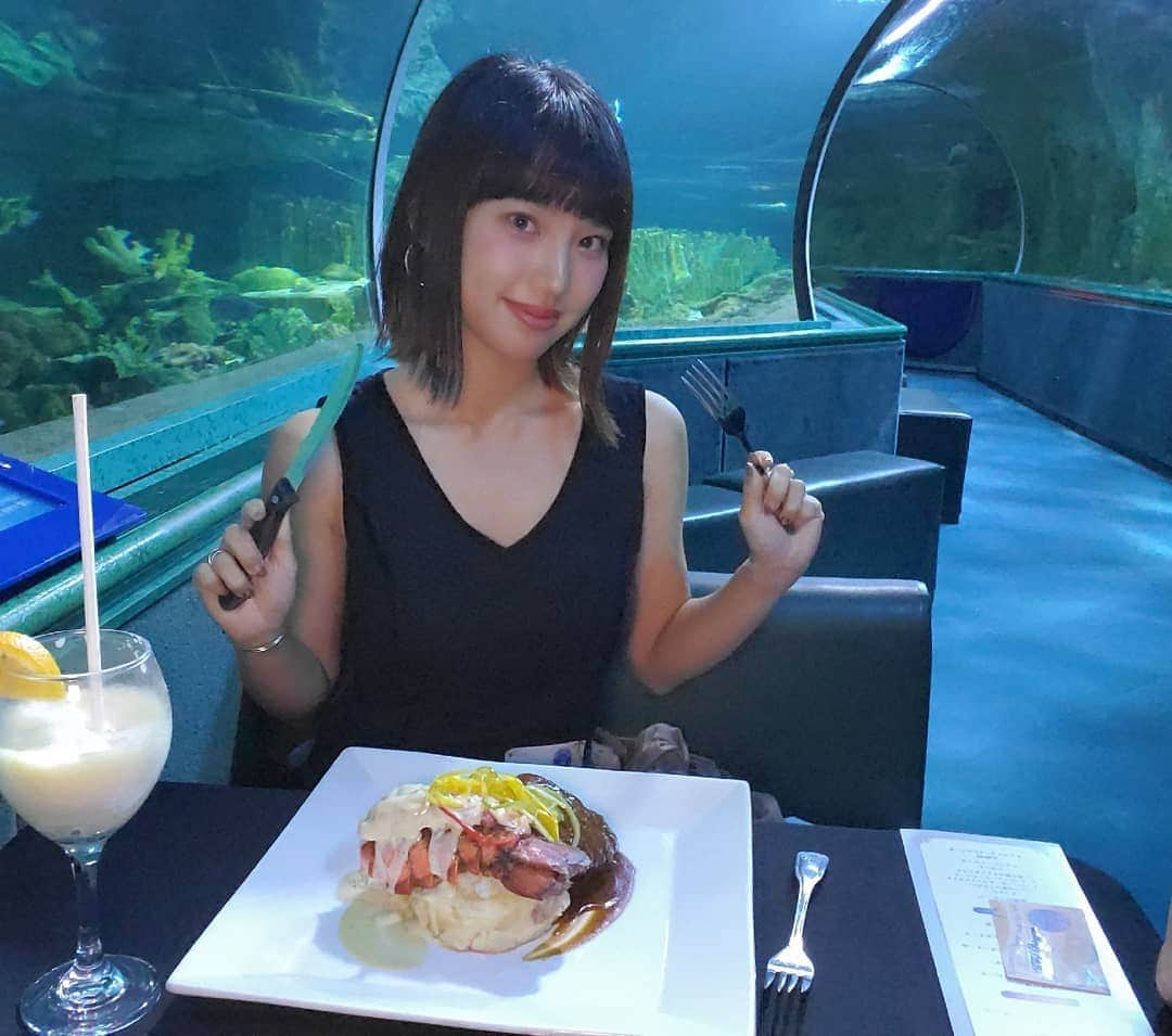 保坂玲奈さんのインスタグラム写真 - (保坂玲奈Instagram)「G  U  A  M 🦈 . グアムの水族館で ディナーが出来るDinner under the sea . 水族館内でご飯を食べた事はあるけれど、 ここまで水槽に囲まれて食事をしたのは初めて🥺 . お食事は上のsea grillで調理されたもので お肉とオマール海老のコンボが美味しかった🥺🥺 . 実はみずきちゃんの誕生日サプライズを企んでいて 大成功したよ♡ 水槽内のお魚も沢山間近で見れたし、 水槽内を泳いでいるお兄さん達が パフォーマンスしに来てくれたり楽しかった😇 . なかなかここまでの海底ディナーは 経験できないと思うので、 観光にももちろんの事、 記念日のサプライズにもオススメです💞 . 予約はdinner under the seaからで お間違えなく🌱 . . . #Pleasureisland #dinnerunderthesea #underwaterworld #グアム #グアム観光 #グアム旅行 #renaotravel #renaotravel_guam #女子旅 #グアム水族館 #グアムグルメ」9月14日 22時44分 - __renao_0707