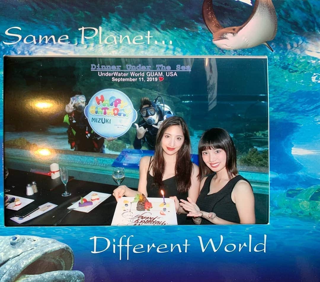 のインスタグラム：「G  U  A  M 🦈 . グアムの水族館で ディナーが出来るDinner under the sea . 水族館内でご飯を食べた事はあるけれど、 ここまで水槽に囲まれて食事をしたのは初めて🥺 . お食事は上のsea grillで調理されたもので お肉とオマール海老のコンボが美味しかった🥺🥺 . 実はみずきちゃんの誕生日サプライズを企んでいて 大成功したよ♡ 水槽内のお魚も沢山間近で見れたし、 水槽内を泳いでいるお兄さん達が パフォーマンスしに来てくれたり楽しかった😇 . なかなかここまでの海底ディナーは 経験できないと思うので、 観光にももちろんの事、 記念日のサプライズにもオススメです💞 . 予約はdinner under the seaからで お間違えなく🌱 . . . #Pleasureisland #dinnerunderthesea #underwaterworld #グアム #グアム観光 #グアム旅行 #renaotravel #renaotravel_guam #女子旅 #グアム水族館 #グアムグルメ」