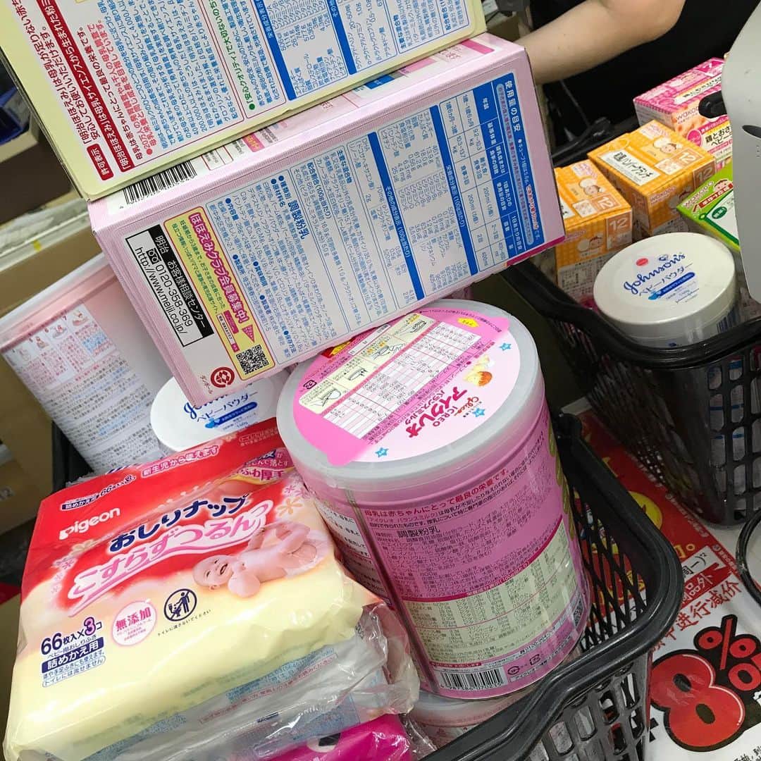 江辺香織さんのインスタグラム写真 - (江辺香織Instagram)「‪物資受付していたエイベックス前では #紗栄子 さんが実際に受付され1人1人丁寧に対応なさっていました。‬ 一度お待ちした時にまだまだ足りてないとの事だったので友人と必要なものを車に乗るだけ購入して追加！  離乳食、粉ミルク、おむつ、生理用品、犬猫ペットフード、インスタントラーメンなど。 ‪個人での配送は場所により混雑する所もあるとの事でまとめて送って下さっています。‬ ‪🔶明日9/15も12-17時で同じ青山エイベックス前にて物資の受付をするそうですのでご協力出来る方是非お願い致します❣‬ ‪️‬少しだとしても遠慮せずにお持ちください、それで助かる人がいます。 ※アレルギー用赤ちゃんの粉ミルクが足りてないそうです！！ 集まった物資の中から主に高齢者の方が必要とされているものを車に積みました！ 明日早朝、鋸南町役場へお届けに参ります❣️ #九州魂 #物資支援 #台風15号 #小さな力が大きな力になると信じて #拡散 #千葉」9月14日 22時38分 - kaori.ebe
