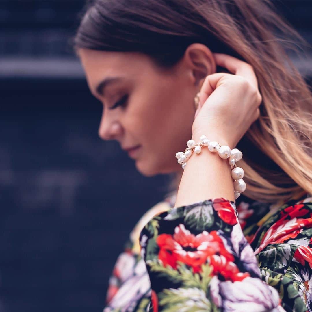 アクセサライズのインスタグラム：「Multi hammered pearl beads make a striking statement piece. Wear for a nod to Autumn's biggest trend and keep ahead of the fashion pack. 📷: @bibi_bagnall | @moeez 🔍: 7843081300 #Accessorize #Accessorizer」