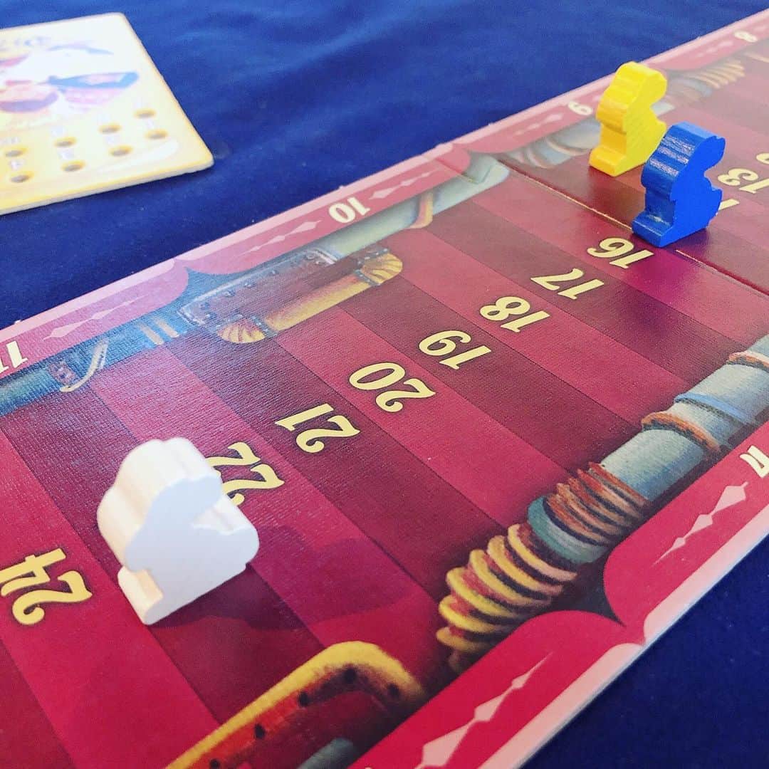 高橋花林のインスタグラム：「うさちゃんで競争するだけでも最高なdixit。 このゲーム、最高に好きだった。」