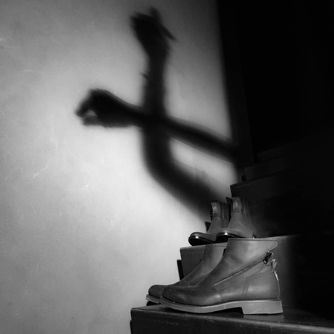 のインスタグラム：「Shadows and Nabuk  By  @brunobordese_official  Ph @minivideodomenico_mariniello Artdirencion + hands @valentinaserra10  #shadow #editorial #fashionshoes #nabuk  #brunobordese #bulk #boots #shoes」