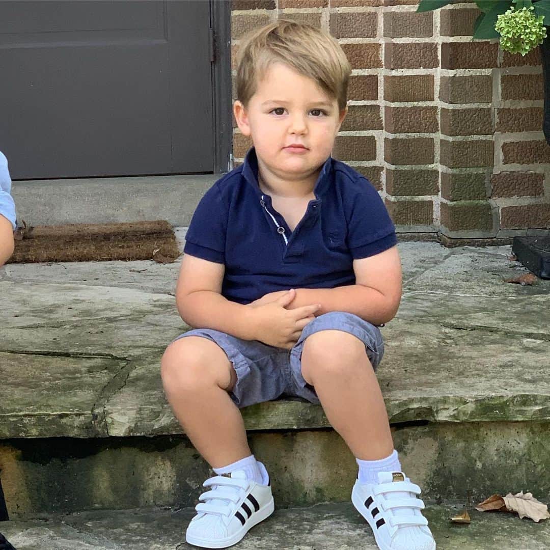 のインスタグラム：「Happy 3rd birthday to our sweet Teddy man. You love anything Lightening McQueen, to groove to rock n roll, and of course, playing with your big friend/big brother all day long. I can’t remember a life without you and you make everyone smile with your raspy voice and sweet disposition (but you save your toddler rage for us at home 😇). We love you so much!」