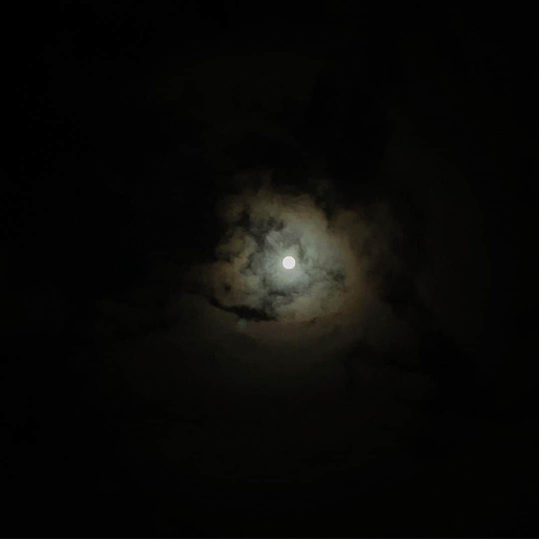 飯田カヅキさんのインスタグラム写真 - (飯田カヅキInstagram)「今夜は月がよく見える。  #月 #moon」9月14日 23時10分 - kazukiiida_strange