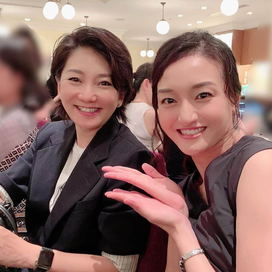 瑞羽奏都（水谷美月）さんのインスタグラム写真 - (瑞羽奏都（水谷美月）Instagram)「あるパーティーにて✨﻿ 貴重で楽しいお話聞けたり…﻿ 久しぶりにお会いするOGの皆様。﻿ 華やかで、皆さんいつまで経っても美しいー😍﻿🌹 ﻿ 写真は📸﻿ 月組配属した時の副組長・うー様。﻿ 宝塚ファンなら記憶に新しい、つい最近まで副組長だったまゆみさん。そして、同期のくれあちゃん。﻿ ﻿ 宝塚音楽学校の時から金魚の糞のようについてまわり、芸事や舞台化粧の事を沢山沢山教えて下さった宝塚時代の師匠(←勝手に言ってます)タマさん。途中からちゃっかりお隣の席をキープしてしまった(笑)﻿ 今は、鍼灸師や歌唱指導など多方面で活躍されていて…本当凄い！大尊敬😆﻿ 治療で、人の身体を触ってその人の配役が分かるとか、おおおー！ってなりました😳﻿ (例えば、「ベルばら」で表情や体の凝り具合で貴族か民衆か兵士なのかとか！)﻿ ﻿ くれあちゃんとは、彼女の退団以来の再会で、積もる話も盛り沢山でした🍀﻿ 彼女も退団後、ライブや舞台と頑張っているようで、凄いなぁと関心ですよ！﻿ ﻿ #宝塚og ﻿ #月組 #副組長 ﻿ うー様#光樹すばる さん まゆみさん#綾月せり さん﻿ #同期 #90期 ﻿ #玲実くれあ #瑞羽奏都 #水谷美月﻿ #宙組 タマさん#天羽珠紀 さん#師匠」9月14日 23時14分 - mizuki.m_mizuha