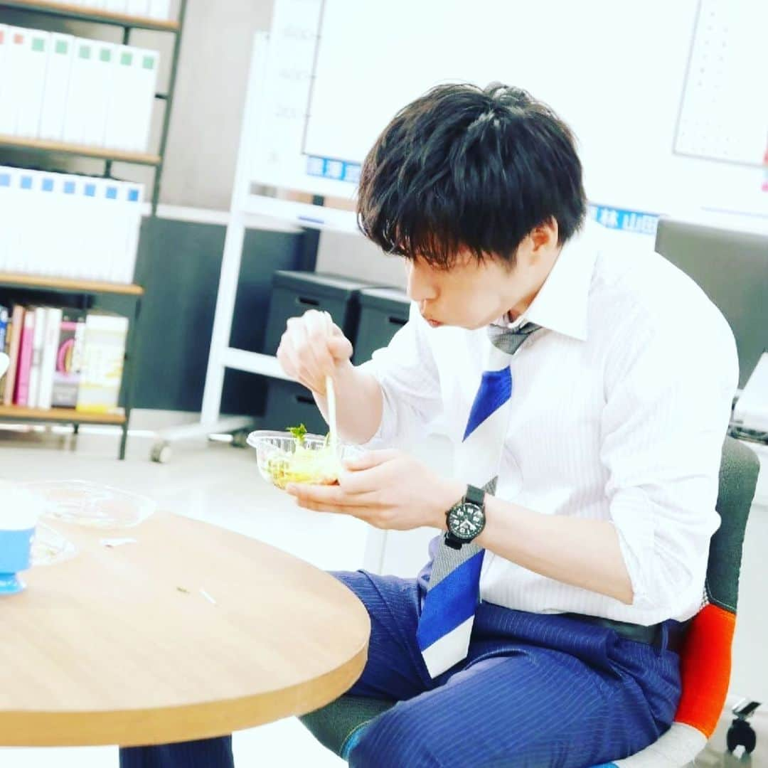 おっさんずラブ 武蔵の部屋さんのインスタグラム写真 - (おっさんずラブ 武蔵の部屋Instagram)「麺をすするはるぽんを、撮影隊は実に様々な角度から捉えました📷 #360度はるぽん🌍 #休日出勤のアナタと私 #本日のはるぽんランチは #暑さゆえの冷やし中華🍜 #ところでねえねえ麺のみなの❓ #麺のみのタイプの人なの❓ #その野菜とか卵とか混ぜない感じなの❓ #疑問はさておき #だんだん涼しくなってきて夏も終わりですね🎐 #この前お暇を頂いた際に #豆苗やトウモロコシを食べながら #線香花火に勤しみました🎆 #あれはーーーーダメだね #なんっていうかぁーーーー #ひとりでやっちゃダメなやつ #あっ落ちちゃったね🤭 #っていう相手がいない時のヤバさよ⚠️ #はるぽんはるぽんはるぽん...💦 #次にお暇するなら #その時はやっぱり君と一緒がいい #ローマとか行きたみ #ベスパとか乗りたみ #武蔵の休日🇮🇹」9月14日 23時15分 - musashis_room