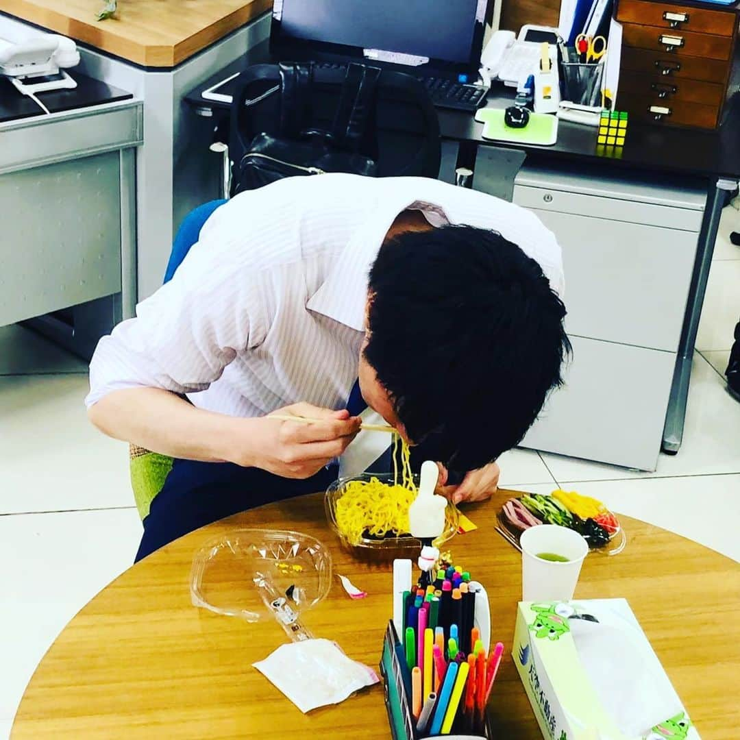 おっさんずラブ 武蔵の部屋さんのインスタグラム写真 - (おっさんずラブ 武蔵の部屋Instagram)「麺をすするはるぽんを、撮影隊は実に様々な角度から捉えました📷 #360度はるぽん🌍 #休日出勤のアナタと私 #本日のはるぽんランチは #暑さゆえの冷やし中華🍜 #ところでねえねえ麺のみなの❓ #麺のみのタイプの人なの❓ #その野菜とか卵とか混ぜない感じなの❓ #疑問はさておき #だんだん涼しくなってきて夏も終わりですね🎐 #この前お暇を頂いた際に #豆苗やトウモロコシを食べながら #線香花火に勤しみました🎆 #あれはーーーーダメだね #なんっていうかぁーーーー #ひとりでやっちゃダメなやつ #あっ落ちちゃったね🤭 #っていう相手がいない時のヤバさよ⚠️ #はるぽんはるぽんはるぽん...💦 #次にお暇するなら #その時はやっぱり君と一緒がいい #ローマとか行きたみ #ベスパとか乗りたみ #武蔵の休日🇮🇹」9月14日 23時15分 - musashis_room