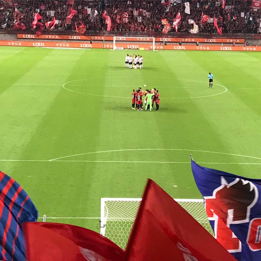 植田朝日のインスタグラム：「🔵🔴﻿ 大一番で負けちゃったね。﻿ 完全に背中を捕らえられてしまいました。。。﻿ ﻿ でも、まだ首位‼️﻿ この後だって簡単なゲームはひとつもない。﻿ 今日のように勝てない事だってあるだろう。﻿ ﻿ でも、それは鹿島だって同じでしょ⁉️﻿ しかも、あっちは試合数も多い。﻿ ﻿ 今、俺たちは出来る限りの事をしよう‼️﻿ ﻿ そして、最終的に一番上にいよう。﻿ ﻿ こんなチャンスは滅多にないんだからさ‼️﻿ ﻿ #tokyo12﻿ ﻿」