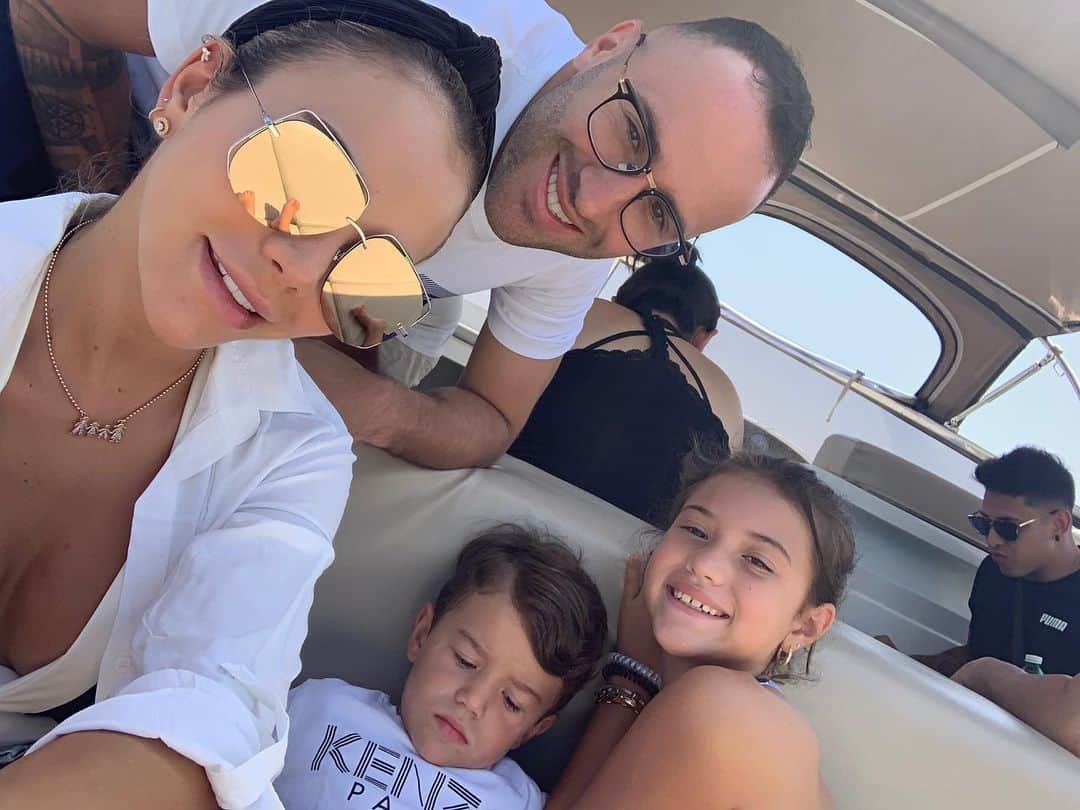 ジェシカ・スターリングのインスタグラム：「Difícil coordinar los 4 para la foto😂 lo importante es que acá estamoss❤️❤️ 👨‍👩‍👧‍👦 #family #goodtimes LOS AMO!!」