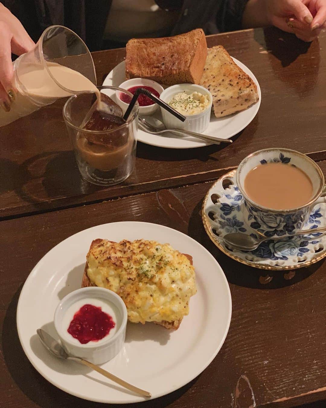 川本彩さんのインスタグラム写真 - (川本彩Instagram)「名古屋のモーニング文化すごいっ⭐︎と朝から興奮した @cafe.de.sara16 さんのモーニングサービス🍞﻿ カフェオレのカップも可愛いんだよね..🦋﻿ ﻿ 卵トーストにのっている潰し卵も、ゴマトーストも本当に美味しくて😋﻿ ドリンク注文でこんな美味しいトーストにステキなお店の雰囲気も味わえるなんて...!!﻿ また名古屋に旅行行くことがあったら絶対モーニングするぞーって心に決めました♡﻿ ﻿ #名古屋 #名古屋グルメ #名古屋カフェ #名古屋旅行 #名古屋観光 #女子旅 #旅行 #travel #愛知 #cafe #cafedesara #モーニング #カフェ巡り @joshitabi_press」9月14日 23時22分 - aya_kawamoto