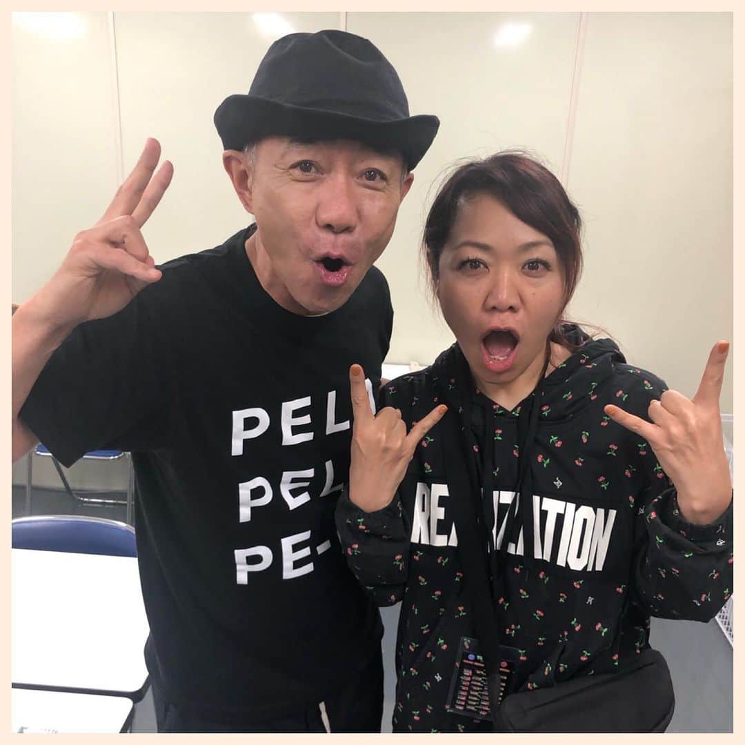 マキシマム ザ ホルモンのインスタグラム：「‪氣志團万博、初日ちゃっかしくお邪魔してました！‬ どうしようかかなり悩んだけど、意を決してノリさんにご挨拶させて頂き、まさかの泣き！ キモい！あたしキモい！！笑 タカさんのドッキリの時にも書いたけど、まじで中学一年生で転校してきて、いじめられてた暗黒時代、あたしを支えてくれてたのはとんねるずなんです！とんねるずが居なかったら今のあたしは居ないかもなんです！ガチでとんねるずファンクラブ入ってたから！東京ドームも観に行ってんから！生ダラの観覧行ってっから！うちの長女のチャリ、木梨サイクルで買ってもらってるから！しかも生田斗◯氏からの誕生日プレゼントで！まじでw情報量多すぎw って、そこまで全部はノリさんに話してないけど（つーか、泣かれてノリさんも引いてたかもw） なんと！！！そしたら最後の曲で皆と一緒に出てきてよ、って！驚  ええええええ！！！！まじかよ！！！ 今日出番じゃないから、私服もおとなしいし、メイクだってちゃんとしてないし！汗 って、慌ててBiSHに化粧道具借りて、ついでに衣装も借りた！笑 絶対入らないっしょー！って思ったけど、まさかのまさかで入ったわw しかし残念ながらスカートは入らず（まずもってケツの手前で止まったわ！わっはっはー…涙） でもこれイケるべ！ 遜色ないべ！（スカートは入らなかったけど）  その後、ヒロミさんもいらして、すかさず八王子アピール！笑 ノリさんのステージ後にヒロミさんが被ってた八王子キャップそのままくれた！！惚れた！！！！ そしてヒロミさんの高校の後輩の亮には八王子Tシャツももろたで！やぴー！！ そして、おなじ八王子のBiSHチッチと八王子姉妹結成してみたよ☆ハシヤスメはハシ王子で。  なんか終わった感あるけどホルモンの出番は明日！笑 しっかりやらせていただきます！！（BiSHの衣装は返却しました。残念！） byナヲ  #氣志團万博最高かよ」