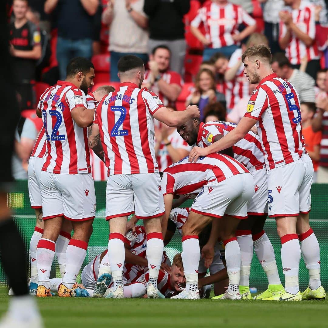 ストーク・シティFCさんのインスタグラム写真 - (ストーク・シティFCInstagram)「Clucas’ strike has us ahead at the bet365, but Allen has seen red for the Potters. #SCFC 🔴⚪️」9月14日 23時25分 - stokecity