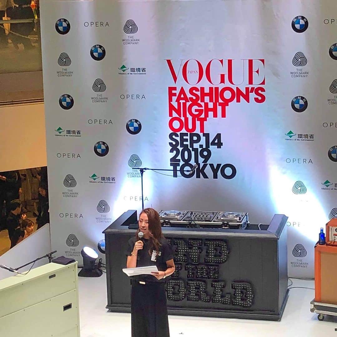 Mai Yamadaさんのインスタグラム写真 - (Mai YamadaInstagram)「VOGUE FASHION'S NIGHT OUT 2019 今年もセレモニーのティザーMCを務めさせて頂きました🎤 . ティザーMCを務めさせて頂くのは3年目。こうして毎年、世界最大級のファッションショッピングイベントに関わらせて頂けることを、大変光栄に思います。 . VOGUE JAPANは今年創刊20周年、そしてFNOは11回目を迎える今年のテーマは「ファッションとサステナビリティ」。 . FNOセレモニーでは、環境省の環境特別広報大使を務めていらっしゃる柴咲コウさん、モデルの冨永愛さん、森星さん、福士リナさんらデザイナーのフィリップ・リムさん、シシドカフカさん、MCはクリスペプラーさんが登場。 そしてなんと、SEKAI NO OWARIのライブまで！！ . 超豪華な幕開けだったFNO。 セレモニー後も各店でイベント、トークショーやライブ、JWAVEの公開生放送や公開収録etc…盛り沢山でした！ . この後は以下の都市で開催されます！ 神戸 10/19 名古屋 10/26 大阪 11/16,17 各地の皆さんぜひ！！ . #FNOJP #VOGUE #fashionsnightout#2019 #MC#ティザーMC#山田真以 #fashion#event#sustainability#sustainable#ethical#ethicalfashion#Tokyo」9月14日 23時26分 - yamadamai_719