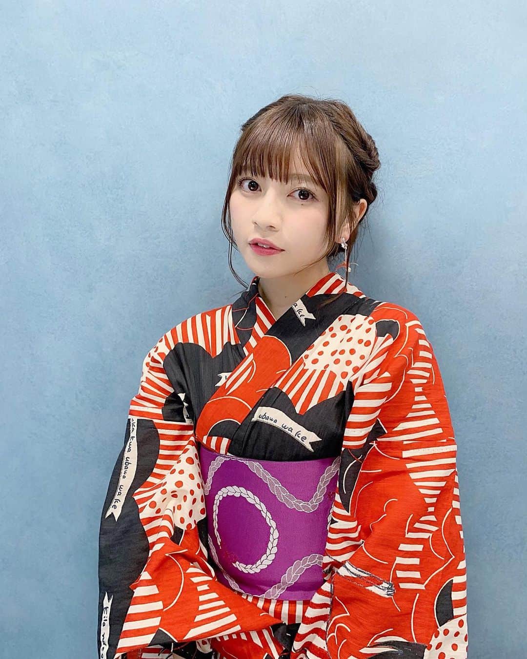 廣川奈々聖のインスタグラム：「.﻿ ﻿ 今年初の浴衣…やっと着れた…！🐰🌹♡﻿ ﻿ ﻿ ちょっとモダンな 赤×黒 の浴衣にしてみたよ﻿ ﻿ 初めて挑戦したヘアアレンジです﻿ どうかなぁ〜（ ; ; ）！難しかった！﻿ ﻿ ﻿ ﻿ ﻿ #浴衣 #キモノ錦 #浴衣ヘア #セルフヘアセット #折り鶴 #japanesedress #yukata #浴衣2019」