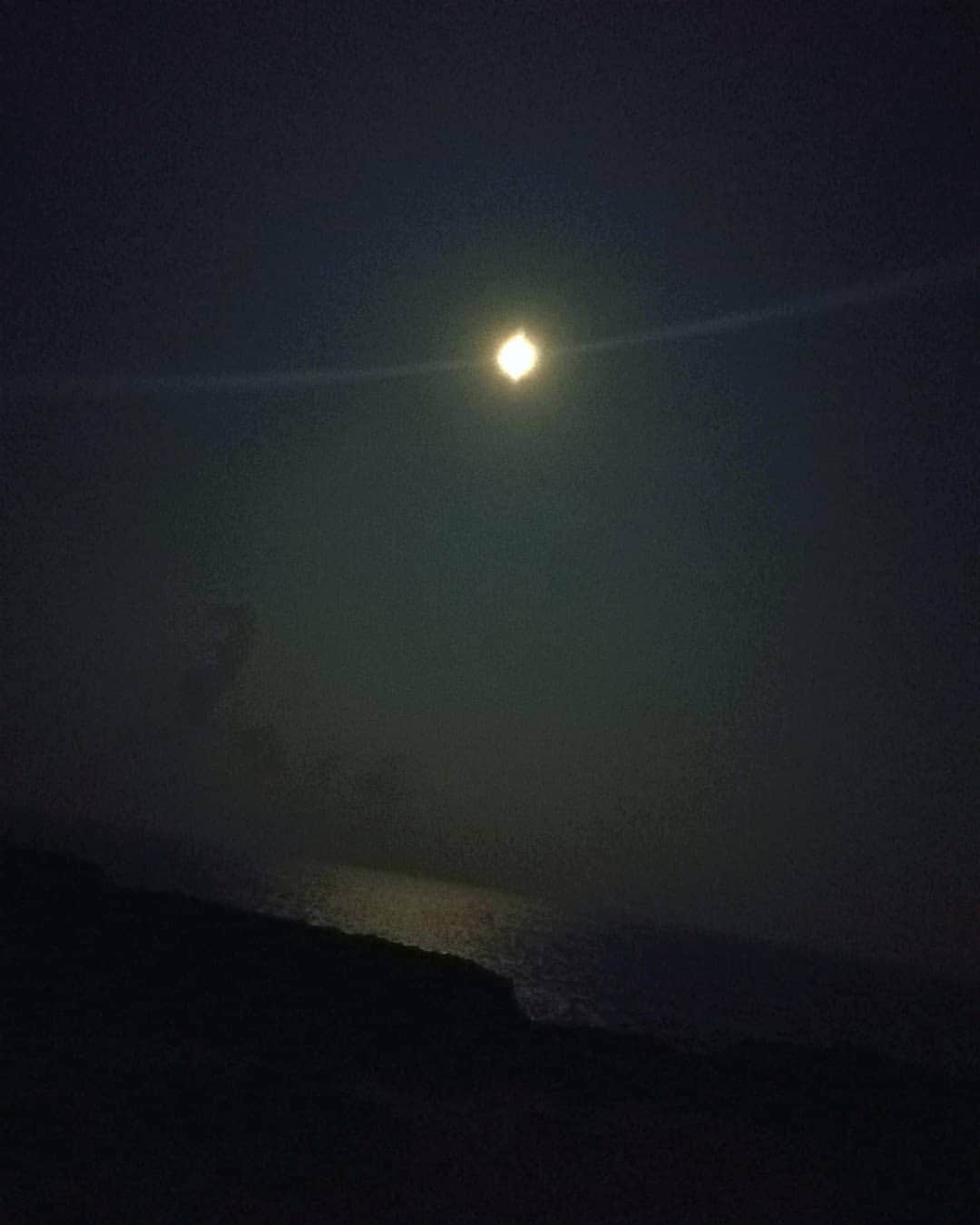 COMA-CHIのインスタグラム：「full moon session with mystic vibration in south most part in Japan🌝 本日は魚座にて満月。 八重山の中でも特別神秘的と言われる、波照間島に来ています。 日本最南端の広場でたっぷり月光浴。 娘がありったけの想いをお月さまにあげるやり方を教えてくれたので、一緒にやったら腹の底から根こそぎ色々出ていってスッキリ☆ ３枚目の写真、謎のエネルギー写ってます（笑）」