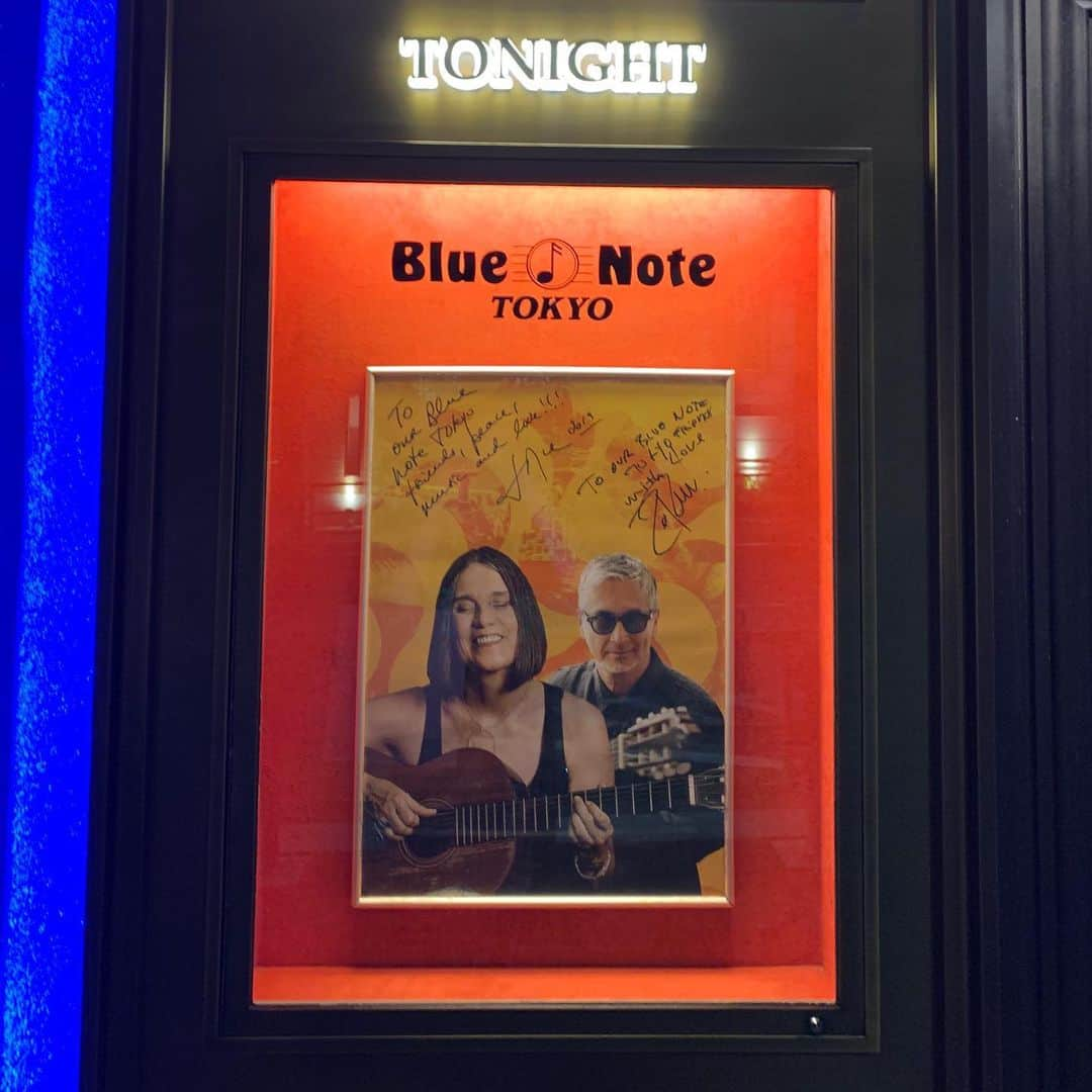 Jun Futamataさんのインスタグラム写真 - (Jun FutamataInstagram)「夢みたいな夜だった。昨日はシンガー友達のChihiroちゃんとJOYCE MORENO sings "Bossa Nova Songbook" with special guest ZÉ RENATO @Blue Note Tokyoへ。  なんてかっこいいんだ。Joyceの歌もギターも、Zeさんも。とても満たされて、演奏が終わるたびに言葉にならないため息がでた。  ボサノヴァソングブックがテーマということもあり、Chega De Saudadeやイパネマの娘、そしてフェミニーナまで名曲揃いのセットリスト。  ゲスト出演のゼ・ヘナートさんがミルトンナシメントと共作したという曲もとてもクールで素敵。  2人の声の成分が近いのか、2つの声が合わさった時の世界の広がりがとても心地良い。  Helioさんの柔らかく芯のあるピアノも、とても素晴らしく、終演後にお話ししたら、演奏そのものの優しく気さくな方でした。  Joyceのハイトーンは立ち上がりが美しく、終演後71歳と知り、驚きとともに勇気をもらった帰り道でした。  尊敬するシンガーのちーちゃんとも、声にまつわる様々な話が出来て、とても良い時間を過ごせた。  #JoyceMoreno #ZeRenato #TuttyMoreno #RodolfoStroeter #HelioAlves #BlueNoteTokyo」9月14日 23時40分 - junfutamata