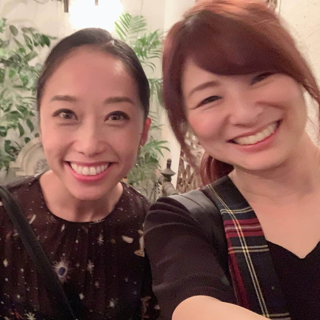 Jun Futamataさんのインスタグラム写真 - (Jun FutamataInstagram)「夢みたいな夜だった。昨日はシンガー友達のChihiroちゃんとJOYCE MORENO sings "Bossa Nova Songbook" with special guest ZÉ RENATO @Blue Note Tokyoへ。  なんてかっこいいんだ。Joyceの歌もギターも、Zeさんも。とても満たされて、演奏が終わるたびに言葉にならないため息がでた。  ボサノヴァソングブックがテーマということもあり、Chega De Saudadeやイパネマの娘、そしてフェミニーナまで名曲揃いのセットリスト。  ゲスト出演のゼ・ヘナートさんがミルトンナシメントと共作したという曲もとてもクールで素敵。  2人の声の成分が近いのか、2つの声が合わさった時の世界の広がりがとても心地良い。  Helioさんの柔らかく芯のあるピアノも、とても素晴らしく、終演後にお話ししたら、演奏そのものの優しく気さくな方でした。  Joyceのハイトーンは立ち上がりが美しく、終演後71歳と知り、驚きとともに勇気をもらった帰り道でした。  尊敬するシンガーのちーちゃんとも、声にまつわる様々な話が出来て、とても良い時間を過ごせた。  #JoyceMoreno #ZeRenato #TuttyMoreno #RodolfoStroeter #HelioAlves #BlueNoteTokyo」9月14日 23時40分 - junfutamata