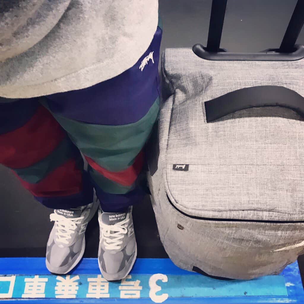 宇野薫のインスタグラム：「UNO DOJO MMA・JIU-JITSU OMORI 終了 今日も大荷物！！ #宇野薫のテーマがありすぎコーディネート #stussyjapan #stussy #herschelsupply #herscheljapan  #newbalance993 #stancesocks」