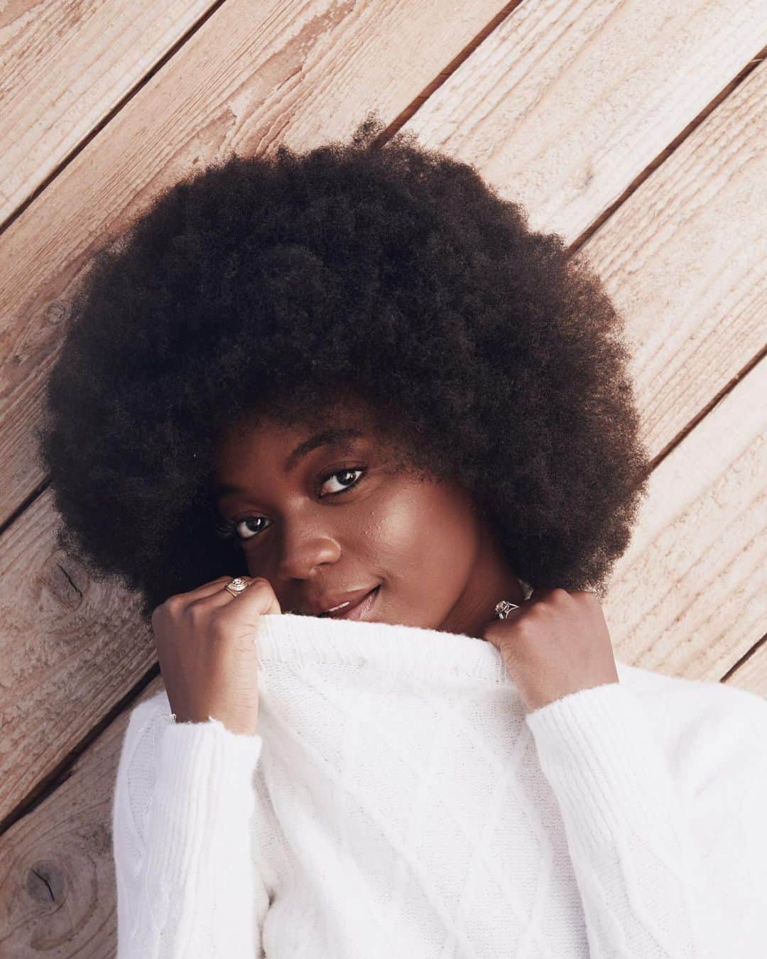 Kristin Essのインスタグラム：「There seems to be infinite uses for the Anytime Anywhere Recovery Balm but one of my favorite places to apply is around the hairline. Castor oil can encourage growth at your edges or even areas you may have had some post-partum hair loss, and it’s one of the main ingredients in this stick. Do an overnight application and then shower or don’t in the morning, depending on how much it absorbs. 💕👸🏾 @tolaniav」
