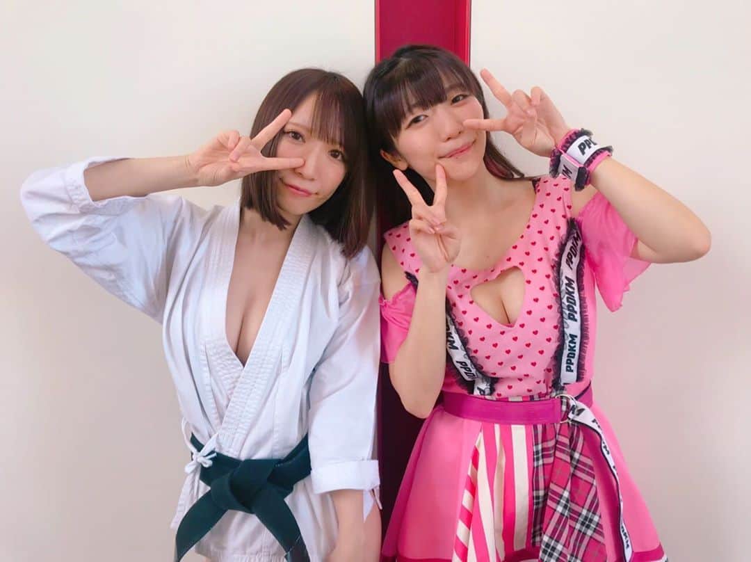 のインスタグラム：「有吉反省会ありがとうございました！ あいりさんと❤︎❤︎❤︎ ꙳ #有吉反省会 #清水あいり さん #正装 #笑 ꙳ 別番組でよくご一緒してて 私の数少ないプライベートでもご飯へ行ったことのあるタレントのお友達……！ 大好きな清水あいりさん❤︎ 普段はコスプレ状態で会うことが多いので笑 お互いの正装？で会えたのが嬉しかったですー！ 見てくださった方ありがとうございました！」
