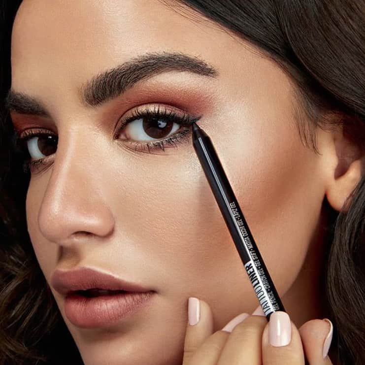 Maybelline New Yorkさんのインスタグラム写真 - (Maybelline New YorkInstagram)「You can’t go wrong with a class black liner look! @raniafawazz wears our tattoo liner gel pencil in ‘sleek onyx’. 🖤 #mnyitlook #mnyliner #regram @makyaj_wa_banat」9月15日 0時11分 - maybelline