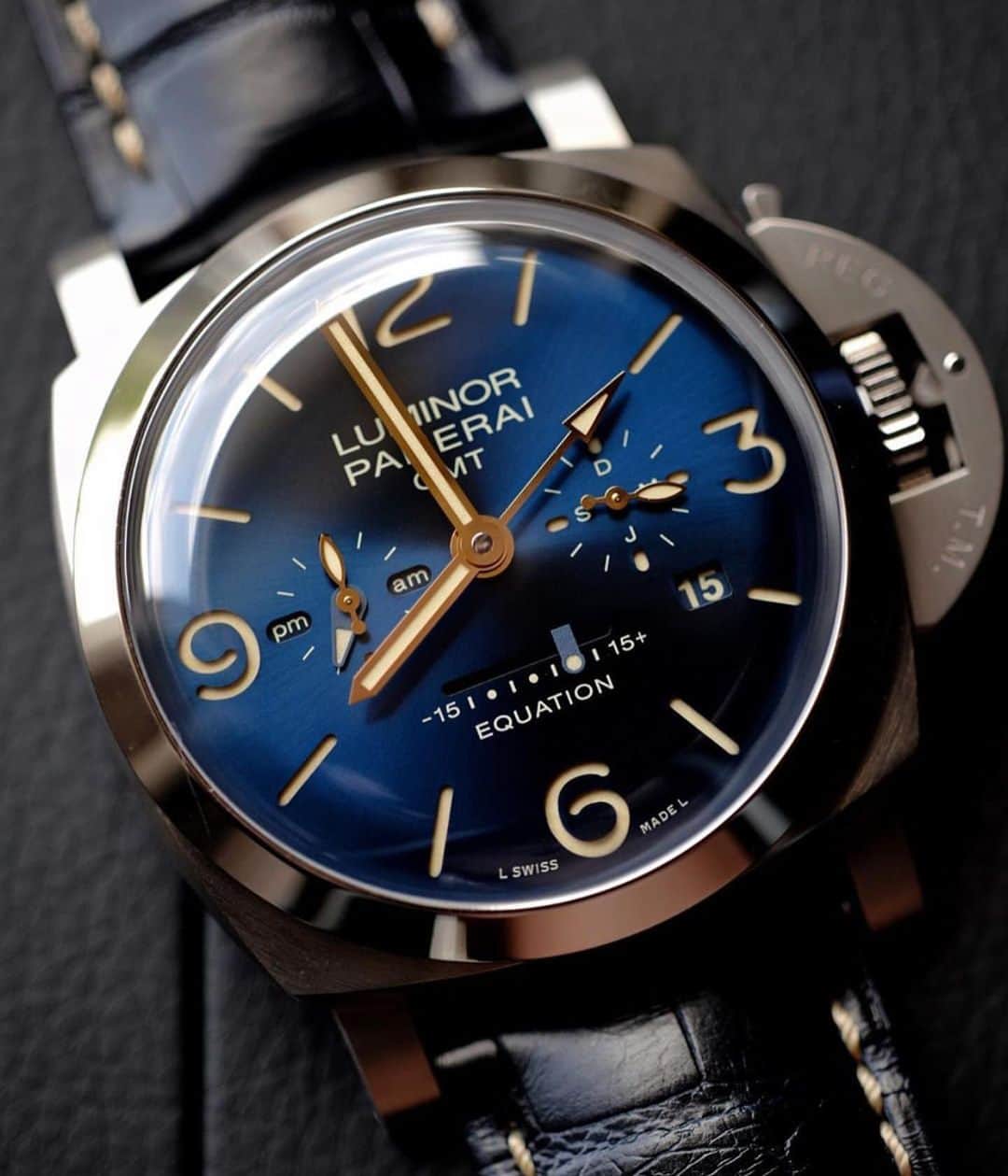 パネライのインスタグラム：「A spectacular picture of the #Panerai #PAM670 47mm Titanium Equation of Time Blue dial. .  The equation of time is the measurement of the difference between actual time and the conventional time used in everyday life. It is a classic complication of Haute Horlogerie, which harks back to the ancient link between time measurement and astronomy. Because of the elliptical orbit of the Earth round the Sun and the particular tilt of the Earth’s axis of the rotation in relation to the equator, a day is exactly 24 hours long only four times in a year, while on all other days there is a difference between real time (solar day) and conventional time, by which a day may be up to about 15 minutes longer or shorter, depending on the time of the year. This information is displayed on the linear indicator on the bottom of the dial. Pic by @watchcollector.ph #paneraicentral」