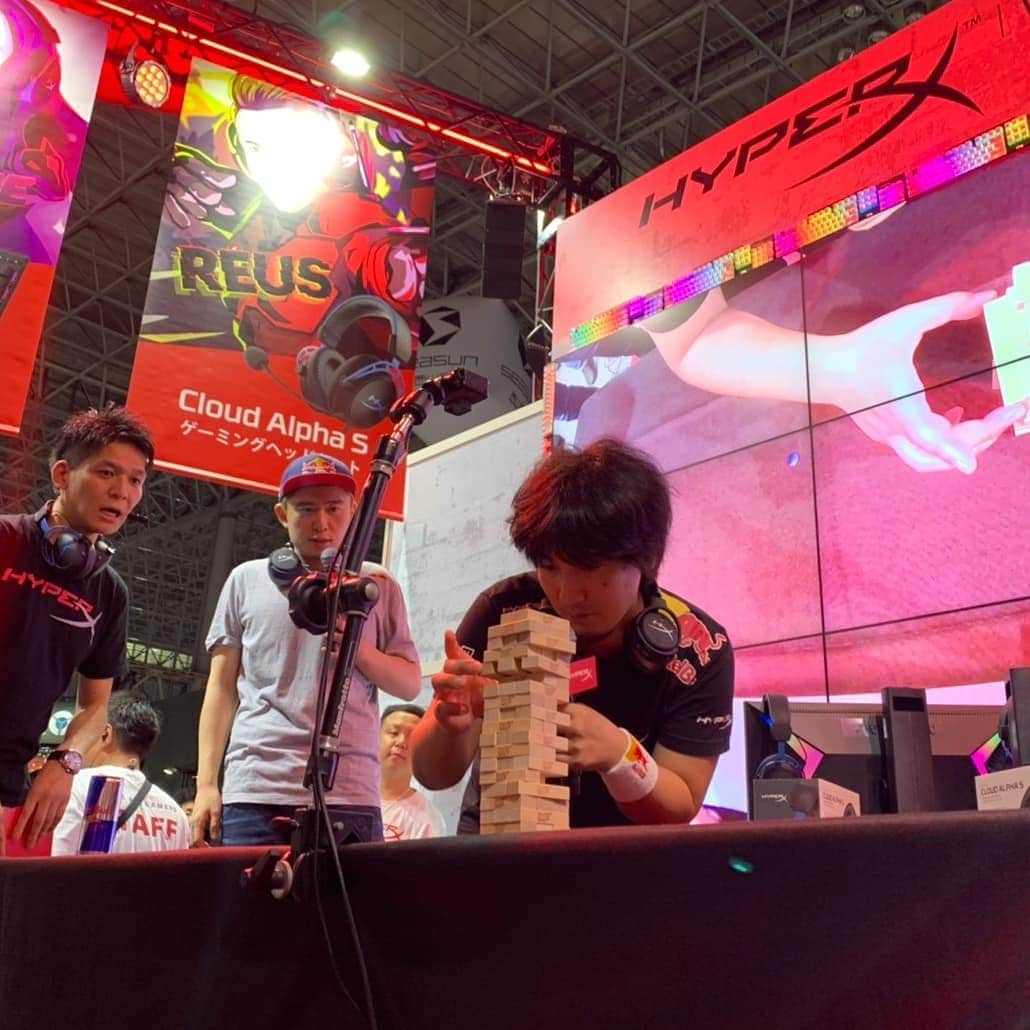 梅原大吾さんのインスタグラム写真 - (梅原大吾Instagram)「HyperX対戦イベントに来てくれた皆さん、ありがとうございました！ Thanks to all who came to the HyperX booth event at #TGS2019! @HyperX  #HyperXFamily #Jenga #サドンデス #東京ゲームショウ」9月15日 0時18分 - daigothebeast