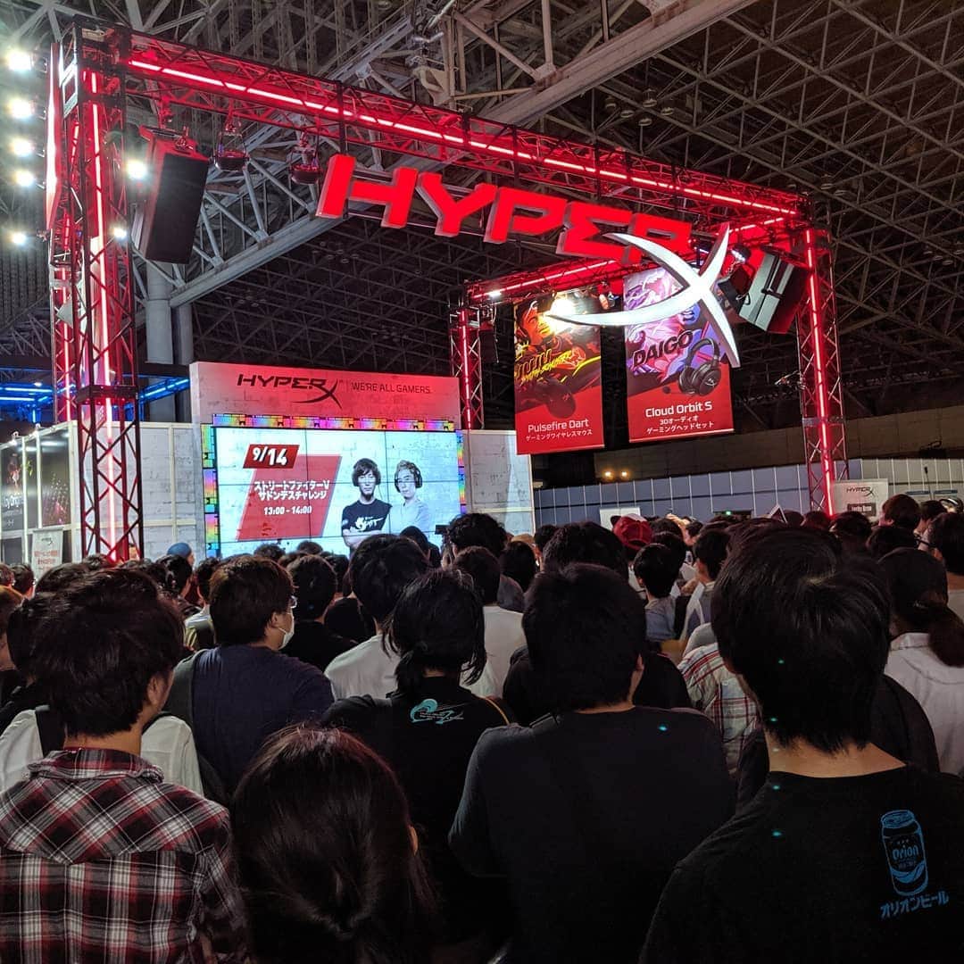 梅原大吾のインスタグラム：「HyperX対戦イベントに来てくれた皆さん、ありがとうございました！ Thanks to all who came to the HyperX booth event at #TGS2019! @HyperX  #HyperXFamily #Jenga #サドンデス #東京ゲームショウ」