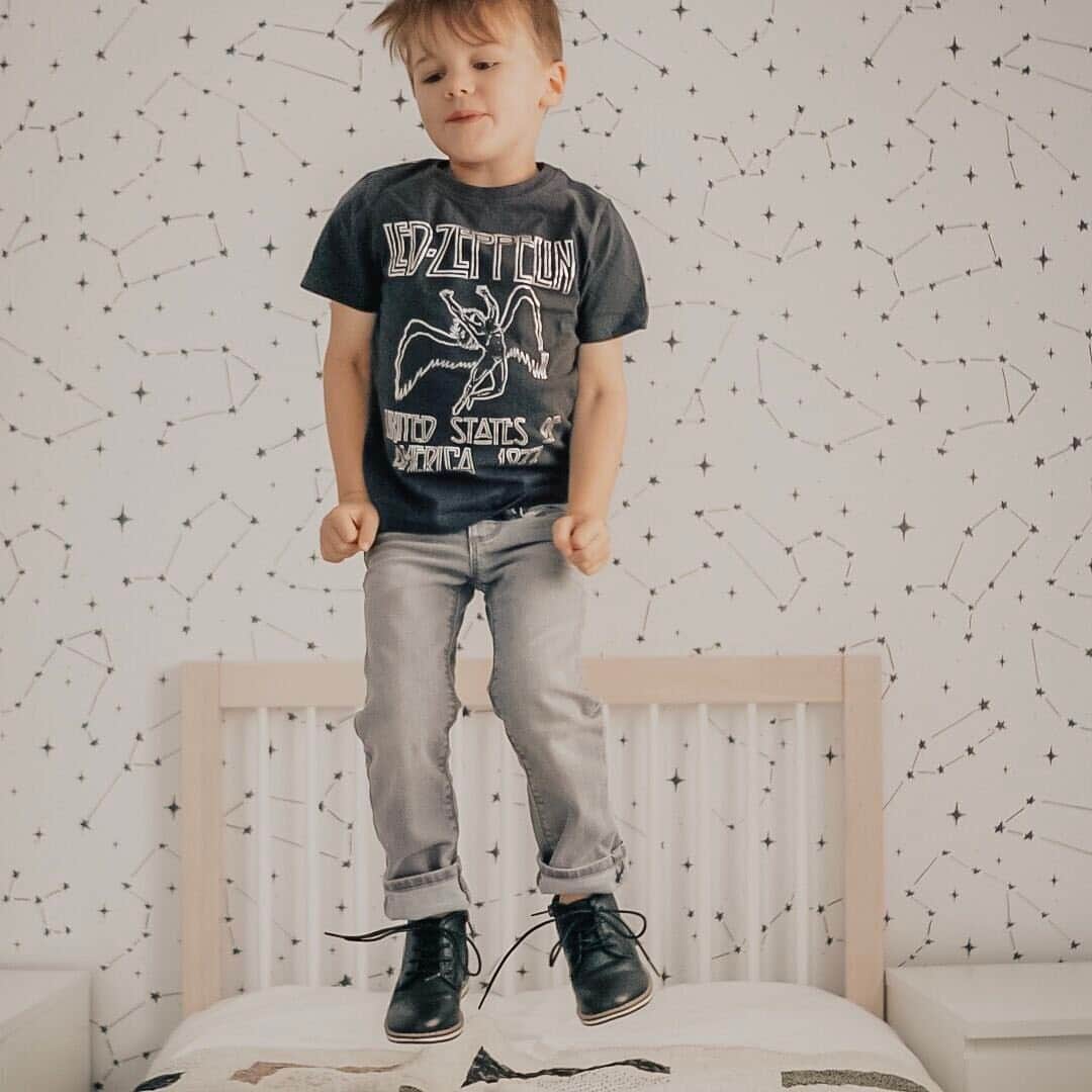 ALDO shoesさんのインスタグラム写真 - (ALDO shoesInstagram)「Jumping into the weekend like @quentinandco. Discover our #AldoKids collection filled with mini-sized styles made to move. #AldoCrew」9月15日 0時29分 - aldo_shoes