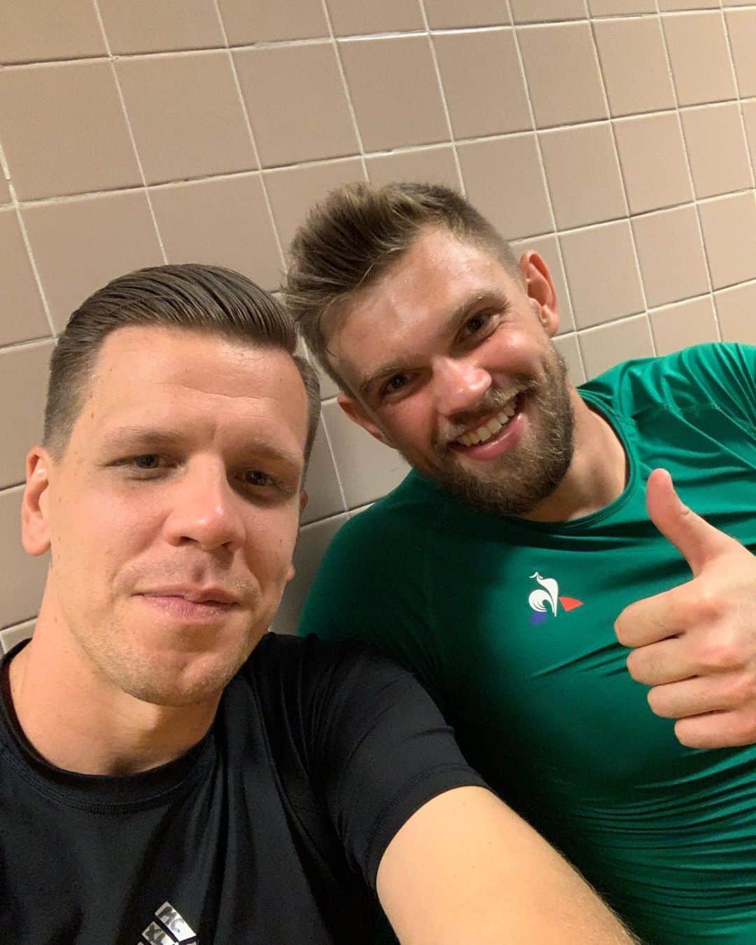 ヴォイチェフ・シュチェスニーのインスタグラム：「2 poles - 2 clean sheets @bdragowski.  A hard earned point against a very strong @acffiorentina. Now focus on @atleticodemadrid on Wednesday night!」