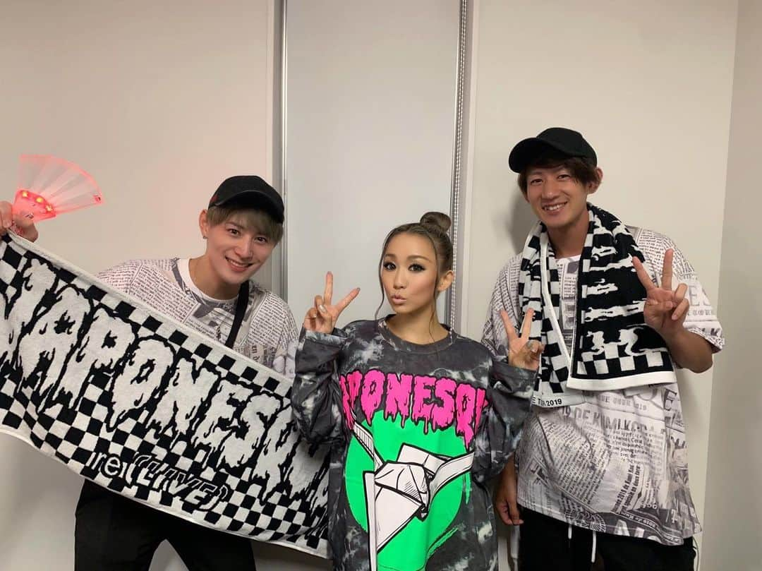 向山毅さんのインスタグラム写真 - (向山毅Instagram)「「KODA KUMI LIVE TOUR 2019 re(LIVE)」#JAPONESQUE 公演！！！ 事務所の大先輩の倖田來未さんのツアー初日に行かせて頂きました！！ もう最初から最後まで圧巻のステージでした！！！！目が釘付けでした👀 テンション上がったり、楽しかったり、笑顔なったり、感動して、泣いたり、面白くて笑ったり、 心がたくさん動かされた時間でした！！ もう泣きました。とても素敵なライブでした。 倖田組の皆さんとの絆もほんとに強く結ばれてて、 ファンの皆さんもとても温かい方々ばかりでした！！！！！ パフォーマンス、演出、想い、考え方とか、 もう勉強なる事ばかりだなぁ〜！！ ツアーグッズも無茶苦茶可愛い！！！ ５周年ライブも行けなかった事をずっと悔やんで下さってて、お花を贈って下さったり、 ほんとに優しい愛のある先輩です！！ ありがとうございます！！！ これもさやかさん @sayaka_yasukura_vocal_studio のおかげで、 ご挨拶もさせて頂き、SOLIDEMOを気にかけて下さって、本当にありがとうございます！！ #YouTube にカバーさせて頂いてる 「好きで、好きで、好きで。」も見て下さってたり、新曲までもチェックして下さってて本当嬉しいです！！！ 明日からも怪我なく頑張って下さい！！！ 先輩から色んな事をたくさん吸収出来ました！ 「限界がきてからが勝負！！！ 」そこからプラスが生まれる！！！ 僕もライブを全力投球で邁進していけるような気持ちで頑張ります！！！ 歌を笑顔もパワーも届けます！！ あー、Black Cherry公演も見たい！笑  #倖田來未 さん #TOUR #relive #artist #singer #vocalist #dance #LIVE #avex #大先輩 #respect #japan #Tokyo #kawaii #cool #kakkoii #goods #エロかっこいい #kodakumi #relivetour2019」9月15日 0時25分 - take_solidemo