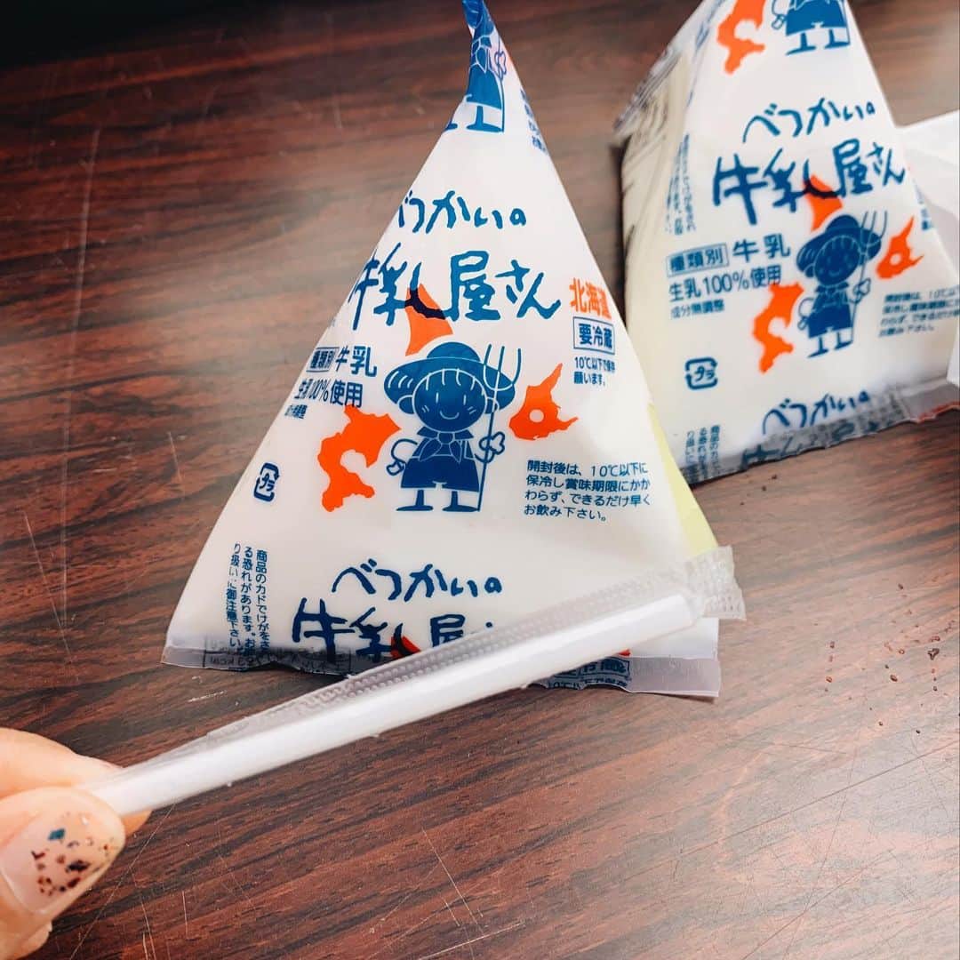 のインスタグラム：「ありがとう別海町産業祭！！！！🌱🐄🐄🐄🐄🐄 この牛乳美味しかったー！😍❤️🌼🍃 三角の袋に入った牛乳、レトロでかわいいね💕 初めての別海ライブ、町の方々がとっても優しくて、一緒に歌ったり踊ったり出来て本当に楽しかった！！！！ありがとうございます！！！！直接話したりハイタッチ出来て嬉しかったな！💞🌞🌈🕊🌟 しかも釧路に向かう途中、鶴(3枚目)にも牛にも遭遇出来たよ！😳❤️いいこといっぱいだね💞☺️ #Rihwa #love #lovetoday #0928lovetoday #別海町 #Betsukai #べつかいの牛乳屋さん #ホタテバーガー #ありがとう」