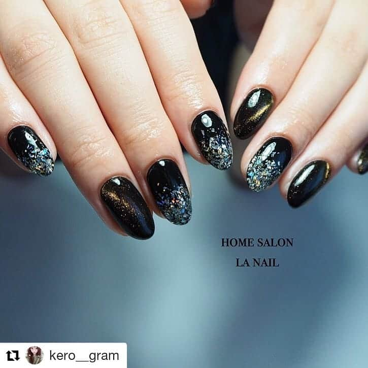 Icegel Nailさんのインスタグラム写真 - (Icegel NailInstagram)「아이스젤 A블랙 일루미네이션젤 시리즈 S-13, 더블갤럭시젤 PG-1111 의 조화!  너무너무 예뻐요! 👍👍👍👍 #Repost @kero__gram (@get_repost) ・・・ #네일#네일아티스트#네일아트추천 #젤네일#강남네일#통젤#네일디자인추천#네일스타그램#네일샵#네일스타그램#이쁘#A블랙젤#인기네일#네일아트#젤네일아트 #icegel#아이스젤#손스타그램#💅#글리터아트#블링블링#가을네일」9月15日 0時25分 - icegelnail