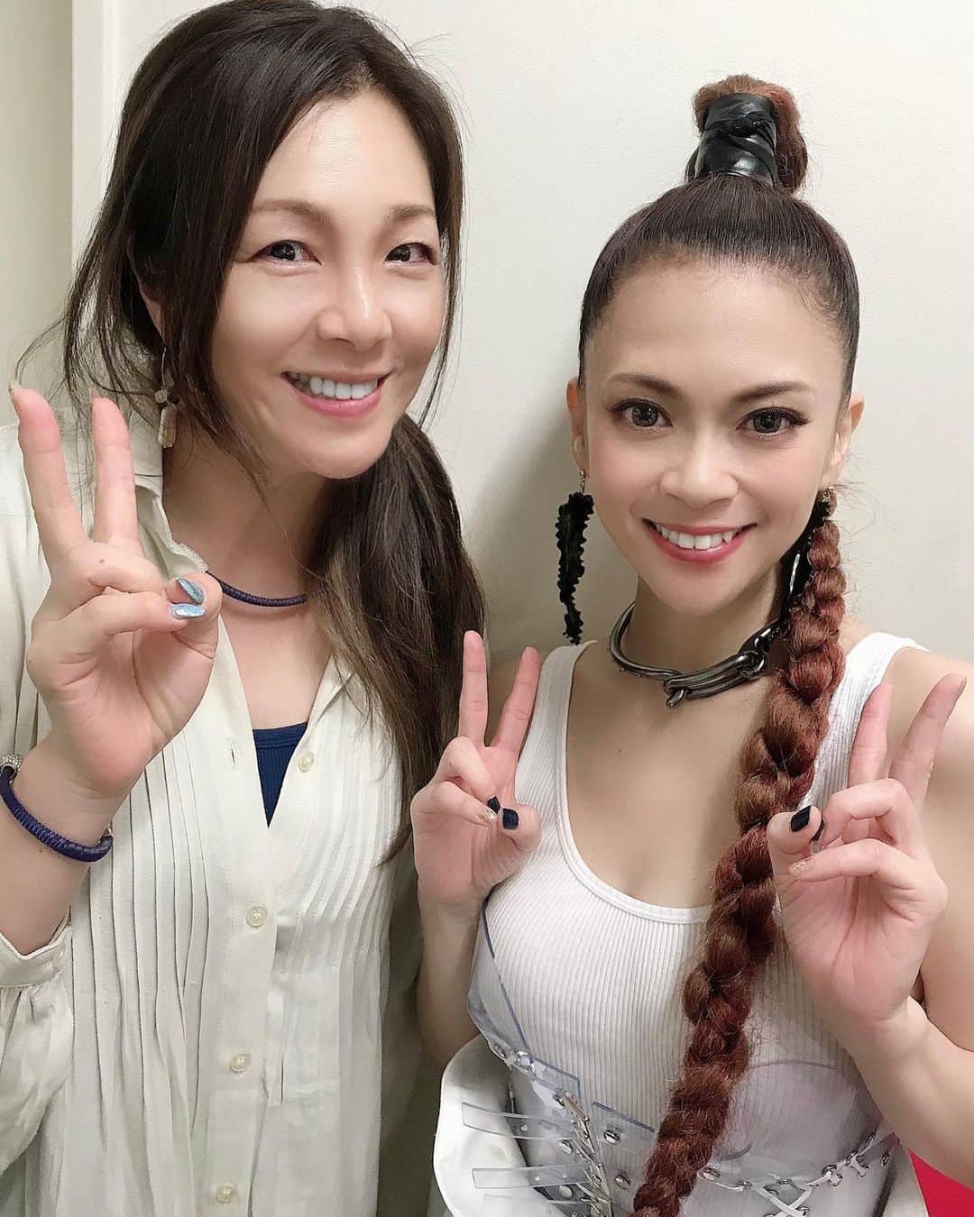 井上貴子のインスタグラム：「NAONのYAONで知り合ってから ライブに誘ってもらったりして 仲良くさせてもらってて。  すんごい♡が詰まった ライブだったなぁ。  ユキちゃん^ ^ 20周年おめでとう！！ トークも楽しくて ゲストも豪華で なによりも 唄がうま過ぎて…  ぽか〜〜んとしてしまった。  こんなに小さな体のどこから あのパワフルな声量が出るの？  ステキな席をありがとう^ ^  Happyで^ ^  #井上貴子  #LLPWX #女子プロレス #紅緒と柊音 #トイプードル #神取忍 #小柳ゆき #20周年ライブ #NAONのYAON #kstylecompany」
