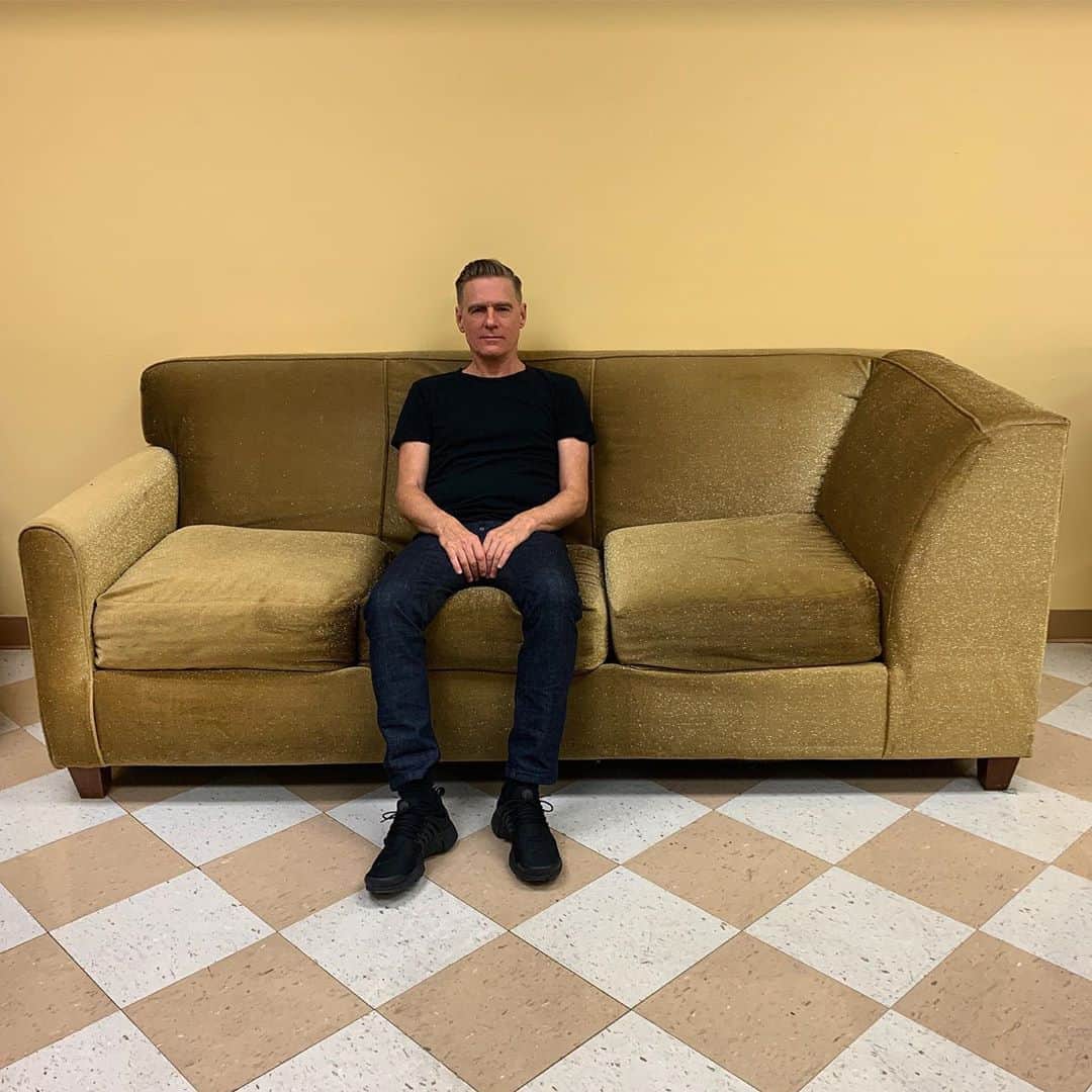 ブライアン・アダムスのインスタグラム：「My dressing room at the Fantasy Springs Casino was like this #Americantour #sofasofinstagram #bryanadamsshinealight」