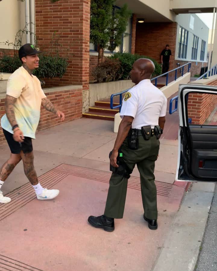 ナイジャ・ヒューストンのインスタグラム：「Should I have got arrested? Shoutout to homie for being cool after this. Had no intentions of hitting him🖤」