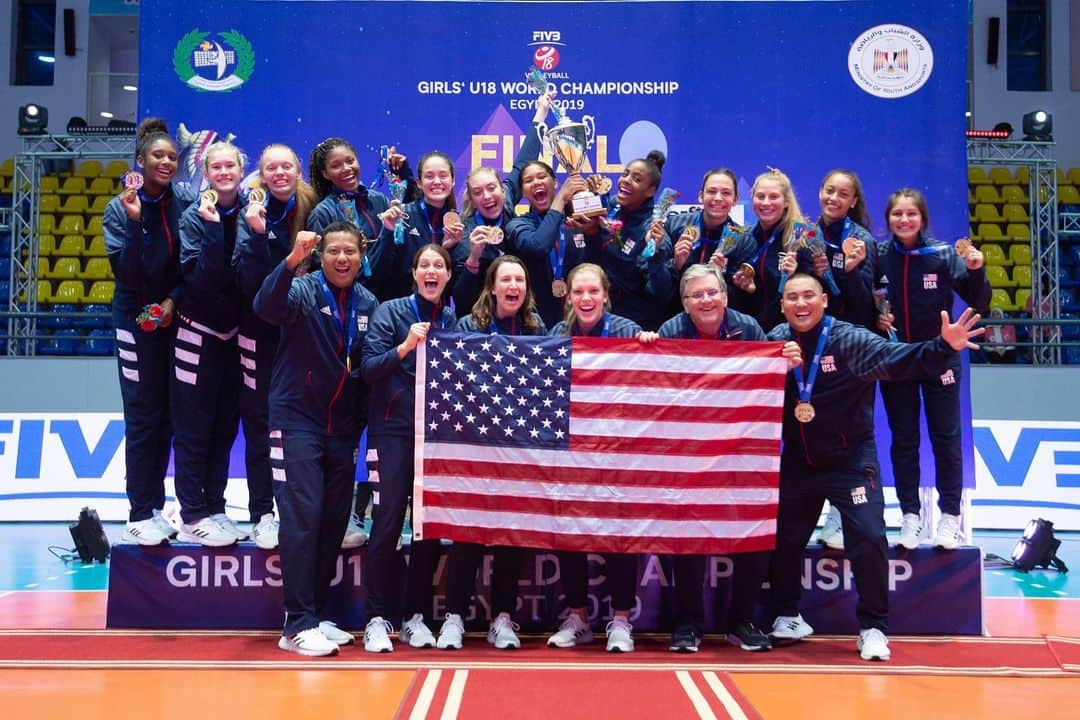 USA Volleyballさんのインスタグラム写真 - (USA VolleyballInstagram)「Golden Touch! #USAVgynt captured the FIVB Girls' U18 World Championship title with a thrilling 5-set win over reigning champion Italy as Jess Mruzik was named MVP of the biennial tournament. Devyn Robinson named Best Blocker and Kennedi Orr Best Setter --- Click bio 🔗 for recap. 📸 @volleyballworld」9月15日 6時05分 - usavolleyball