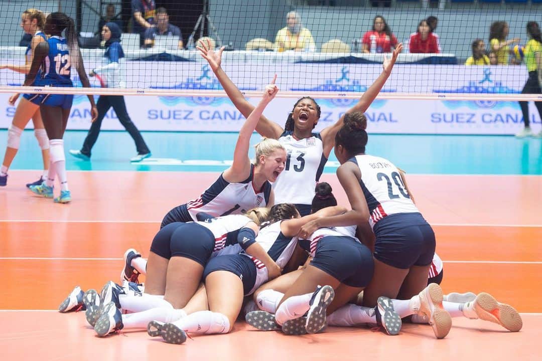 USA Volleyballさんのインスタグラム写真 - (USA VolleyballInstagram)「Golden Touch! #USAVgynt captured the FIVB Girls' U18 World Championship title with a thrilling 5-set win over reigning champion Italy as Jess Mruzik was named MVP of the biennial tournament. Devyn Robinson named Best Blocker and Kennedi Orr Best Setter --- Click bio 🔗 for recap. 📸 @volleyballworld」9月15日 6時05分 - usavolleyball