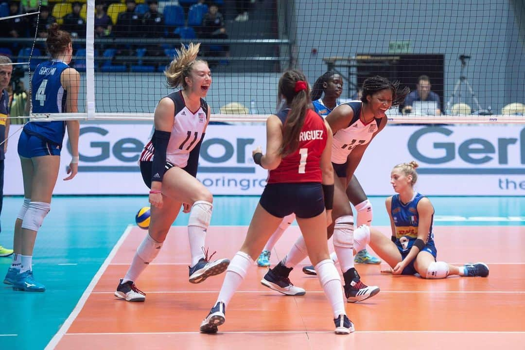 USA Volleyballさんのインスタグラム写真 - (USA VolleyballInstagram)「Golden Touch! #USAVgynt captured the FIVB Girls' U18 World Championship title with a thrilling 5-set win over reigning champion Italy as Jess Mruzik was named MVP of the biennial tournament. Devyn Robinson named Best Blocker and Kennedi Orr Best Setter --- Click bio 🔗 for recap. 📸 @volleyballworld」9月15日 6時05分 - usavolleyball