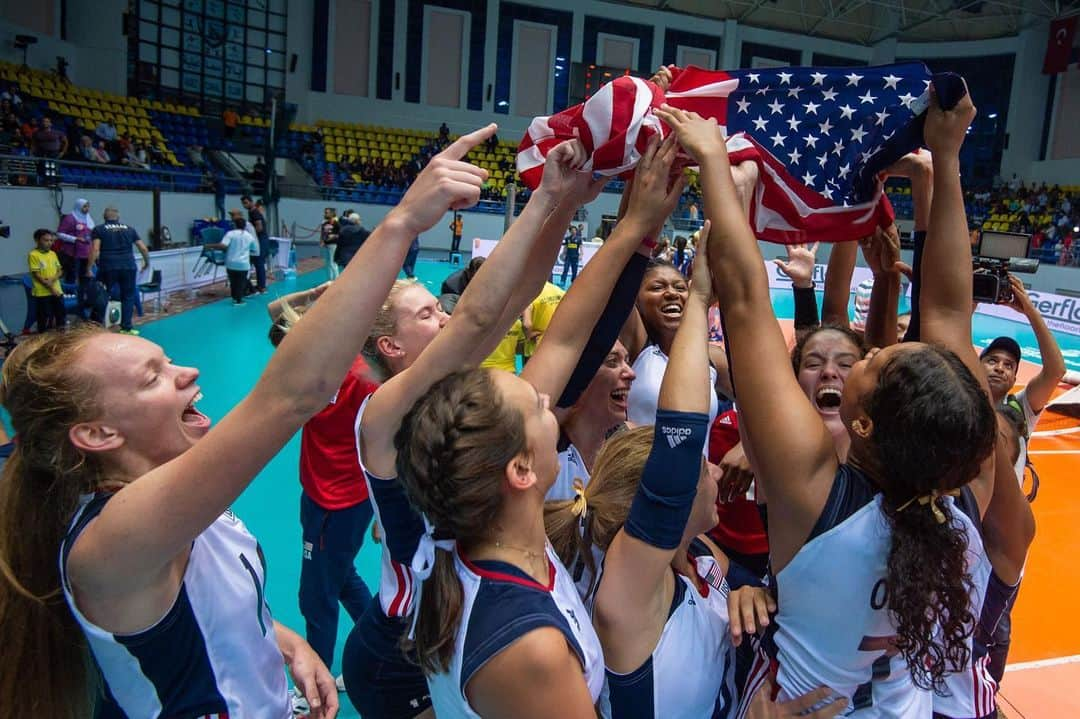 USA Volleyballさんのインスタグラム写真 - (USA VolleyballInstagram)「Golden Touch! #USAVgynt captured the FIVB Girls' U18 World Championship title with a thrilling 5-set win over reigning champion Italy as Jess Mruzik was named MVP of the biennial tournament. Devyn Robinson named Best Blocker and Kennedi Orr Best Setter --- Click bio 🔗 for recap. 📸 @volleyballworld」9月15日 6時05分 - usavolleyball