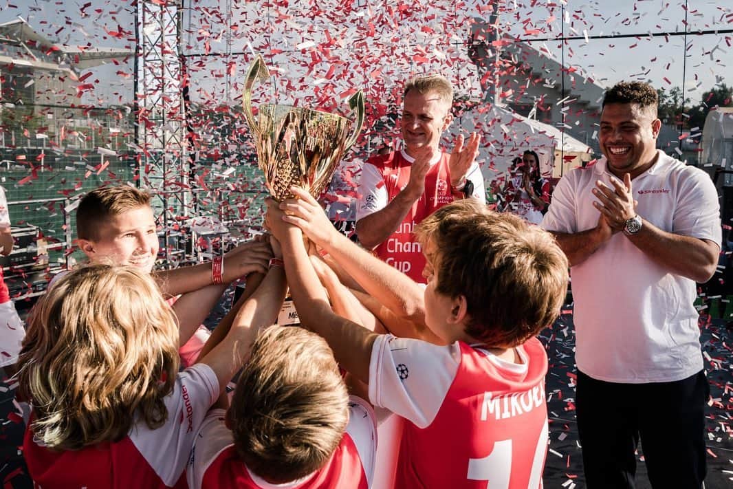 ロナウドのインスタグラム：「Gracias @santanderbankpolska y @footballsantander por la experiencia en Varsovia!」