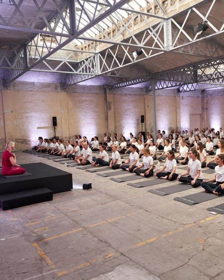 Oyshoさんのインスタグラム写真 - (OyshoInstagram)「Power or balance yoga @aria.official ? Both!  Hard work today during @oysho_sport yoga in Barcelona #oyshoyoga #yoga #barcelona」9月15日 0時49分 - oysho