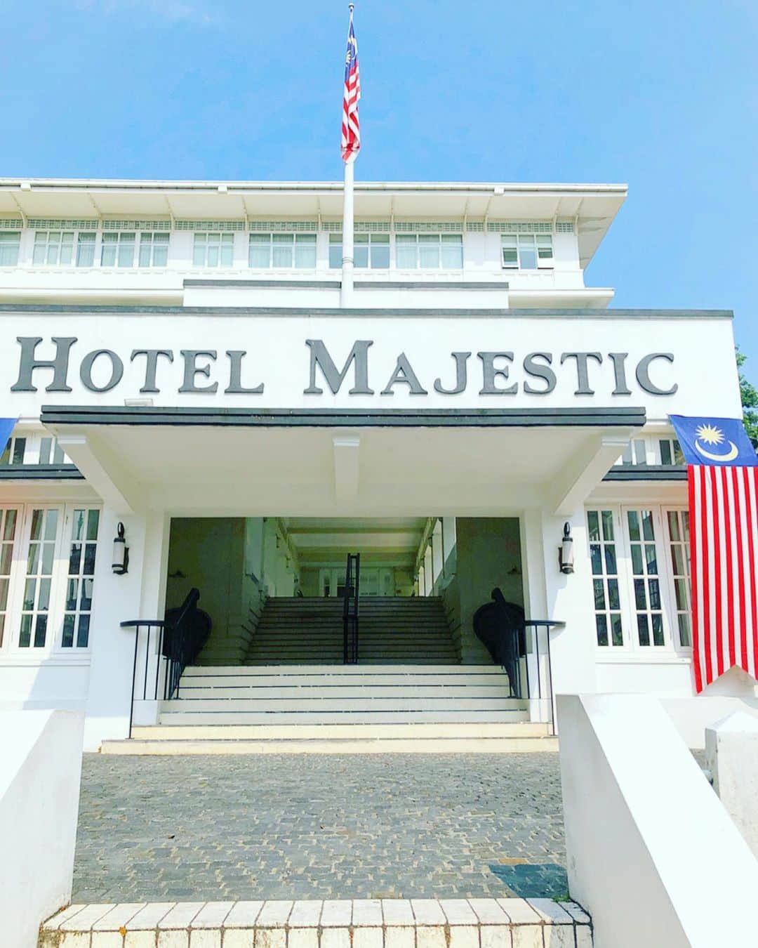 東條恭子さんのインスタグラム写真 - (東條恭子Instagram)「. The Majestic Hotel Kuala Lumpur,  Autograph Collection🥀🖤🖤 . ホテル自体が国家遺産になっているMajestic. 歴史あるクラシカルな雰囲気に思わず一目惚れ…🌹･:* 滞在中ずっとromanticな気持ちで幸せでした❤︎❤︎ . . . . #hotellovers #themajestichotel #themajestichotelkl #五つ星ホテル #fivestarhotel #ホテル #majestichotel #trip #vacation #旅行 #旅行大好き #旅行好き #旅行好きな人と繋がりたい #旅行好き女子 #海外旅行 #海外旅行好きな人と繋がりたい #海外旅行大好き #malaysia #kl #kualalumpur #タビジョ #夏休み #夏休み旅行 #マジェスティックホテル #マジェスティックホテルクアラルンプール #クアラルンプール #afternoontea #アフタヌーンティー」9月15日 0時54分 - kyoko_tojo