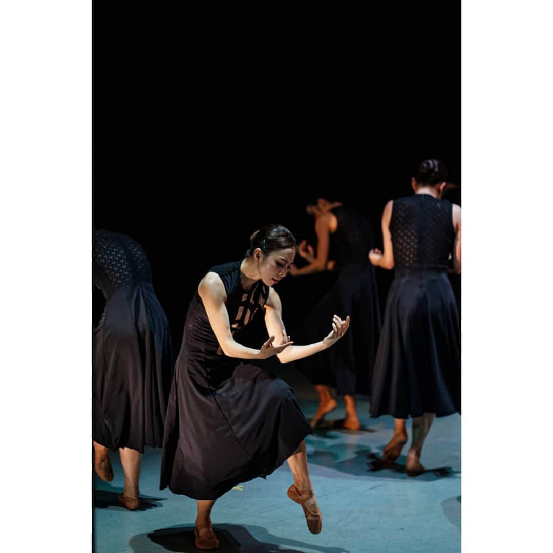 峯岸伽奈のインスタグラム：「. . .  last show tomorrow! 📸@take_dance_photo  @singaporedancetheatre  #unexpectedb #torushimazaki  #singaporedancetheatre #balletphotography #sdtontour #dancerslife　#balletdancer #バレリーナ #コンテンポラリーダンス  #もうちょっとつま先伸ばしておけば良かった」