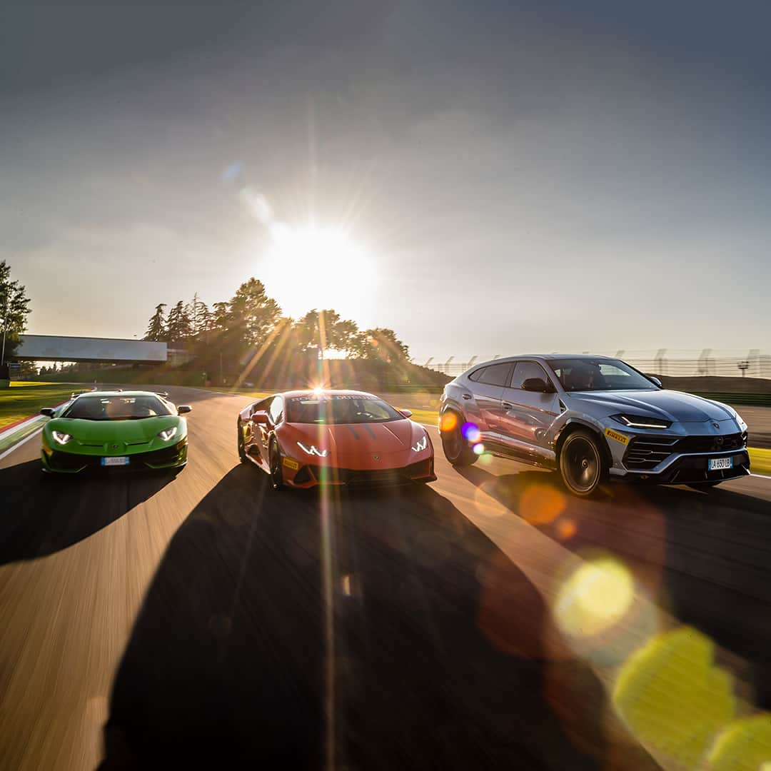 ランボルギーニさんのインスタグラム写真 - (ランボルギーニInstagram)「Speed is an emotion, and we love to feel it. So we brought our masterpieces on the racetrack for our Lamborghini Dinamica Corsa. How are you spending your weekend?  #Lamborghini #LamborghiniDinamicaCorsa #Racetrack」9月15日 1時00分 - lamborghini