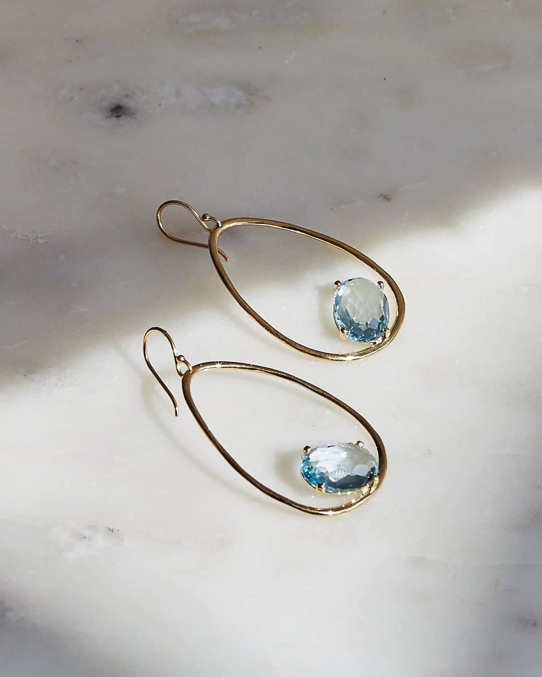 のインスタグラム：「Show off those baby blues in @ippolitajewelry‘s Rock Candy 18-karat gold topaz earrings #THEOUTNET  Shop all your favorite #ippolita looks, just visit #linkinbio 👆」