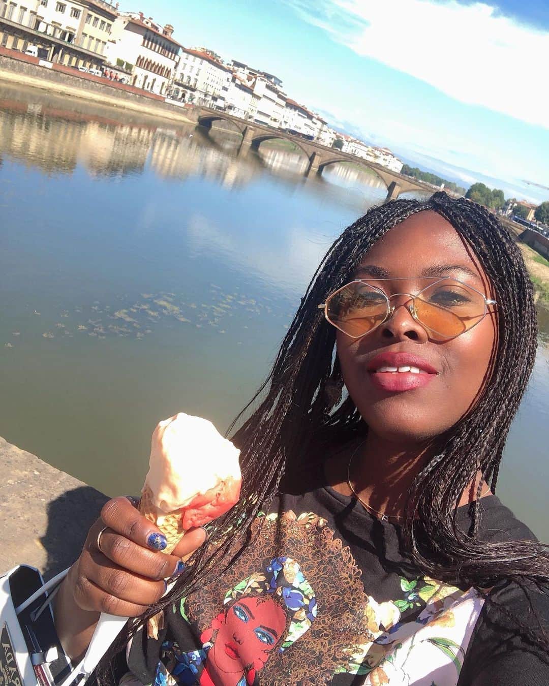 Lacy Redwayさんのインスタグラム写真 - (Lacy RedwayInstagram)「Took a solo trip to Florence, Italy 🇮🇹 . I went off the grid , deleted instagram, turned off my phone , and sat in my own thoughts . In this moment I’m sitting enjoying a Gelato by the Ponte Vecchio bridge in pure Bliss 😊  Need more trips like this....do you guys vacation alone ?」9月15日 1時02分 - lacyredway