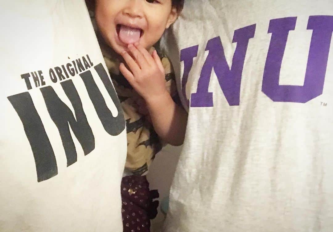 maatamagosanのインスタグラム：「たまたま似ているTシャツを着てくる姉妹(すごい)」