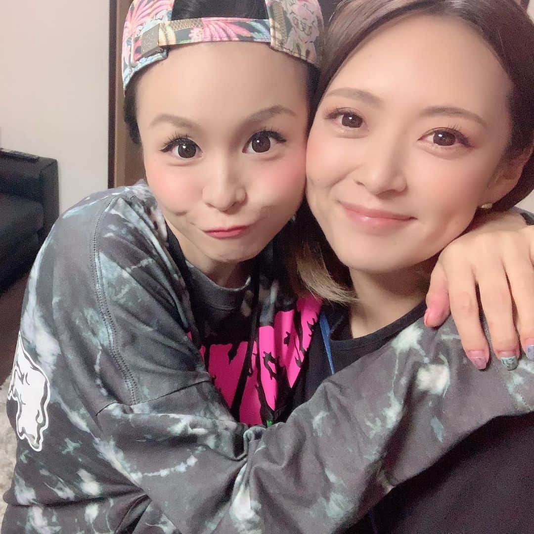 みかんさんのインスタグラム写真 - (みかんInstagram)「來未子ねぇーさんのLIVEの後にmisonoちゃんと合流してウチでものまねメイクをしたの💄 なんとーーー‼️めちゃくちゃ上手くいきました💕 まだ誰をしたか写真は乞うご期待とゆーことで公表出来ないけど、YouTubeでmisonoちゃんのmisonoチャンネルとゆう番組にアップされる予定です💕 いつも柄物の洋服ばかり着てるmisonoちゃんを丸裸にして、ある方になりきってるので、皆さん公開をお楽しみに〜💕 やっぱメイクって楽しい💄💄💄 #misono ちゃん #ものまねメイク #ある方に変身 #似てしまった #YouTube #misonoチャンネル」9月15日 1時07分 - mikan02241984